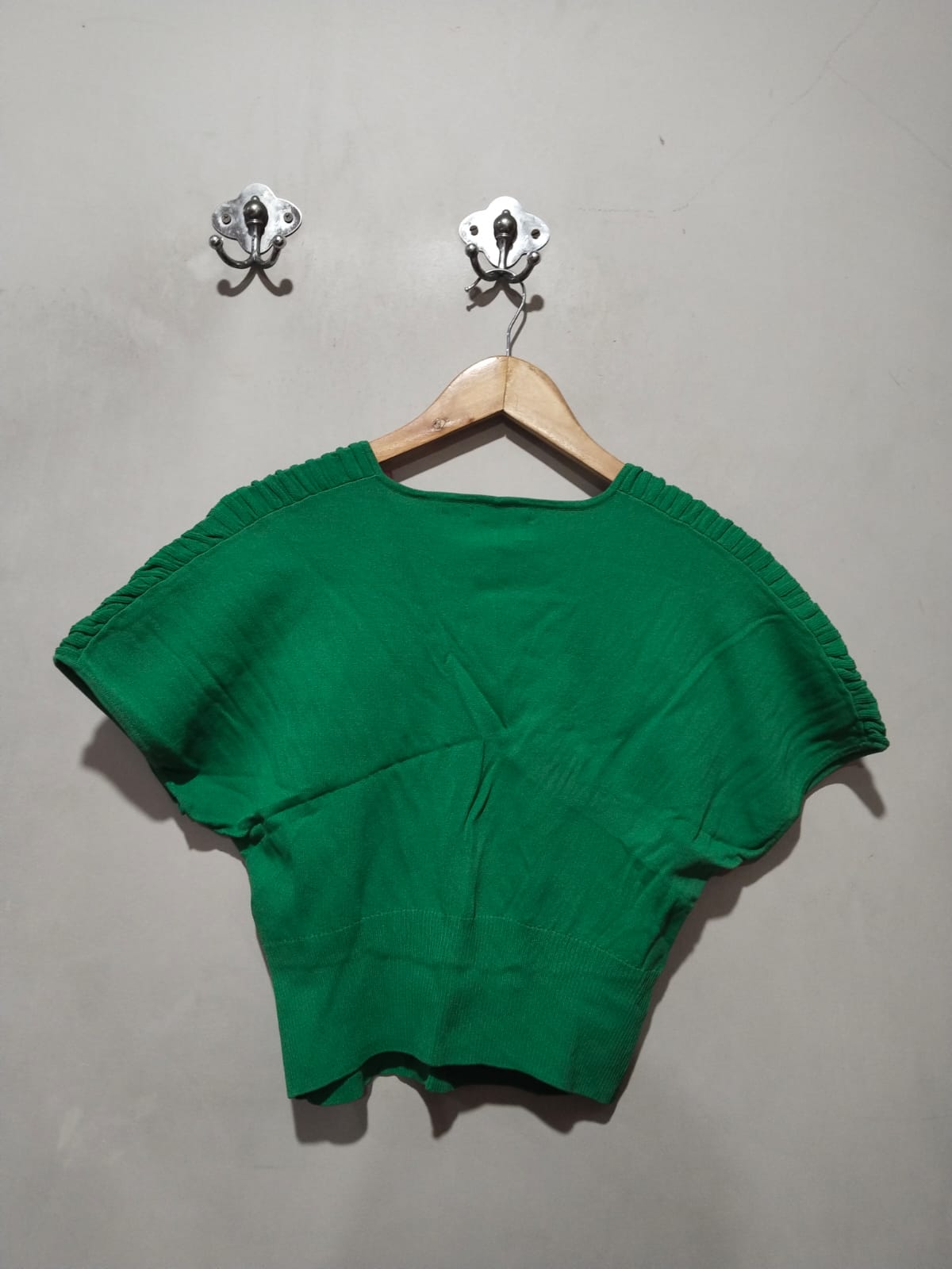 EVA-MENDES Women's Cropped Silhouette V-Neck T-Shirt