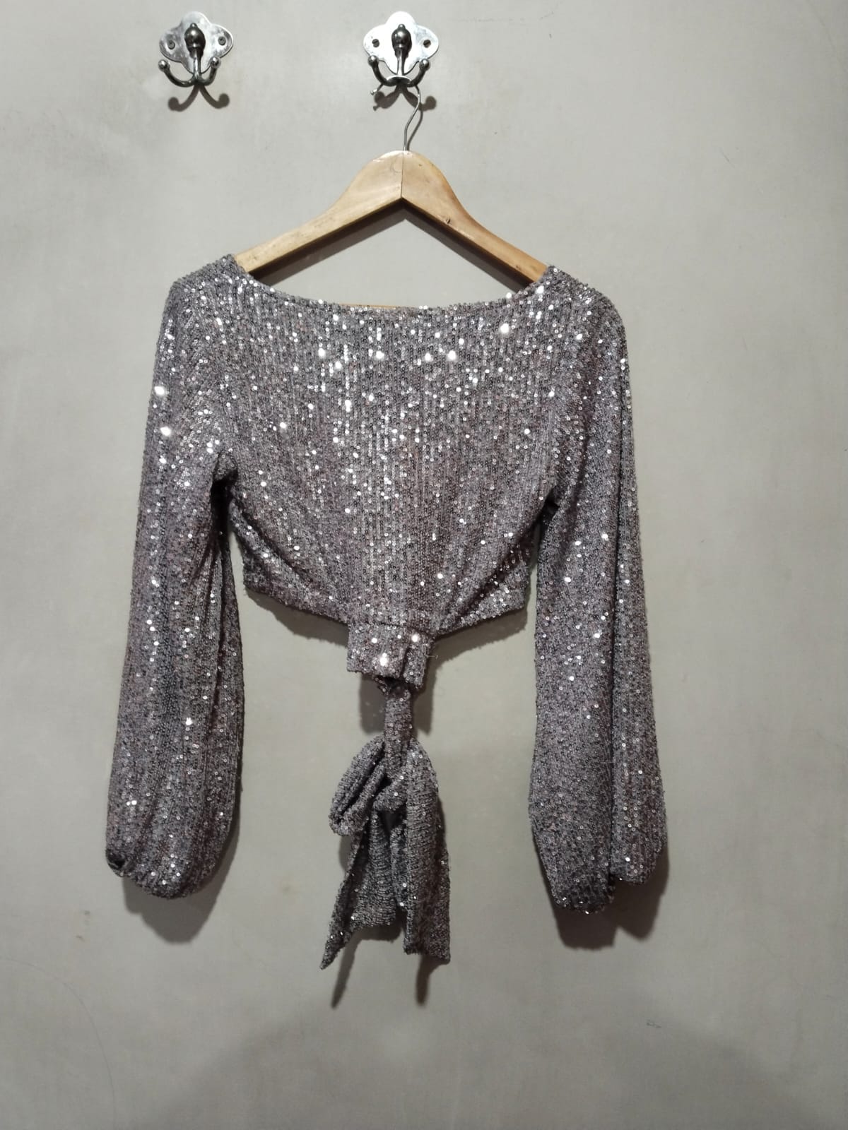 DAY&NIGHT|M|BUST 16|Silver Sequin Long Sleeve Tie-Front Top