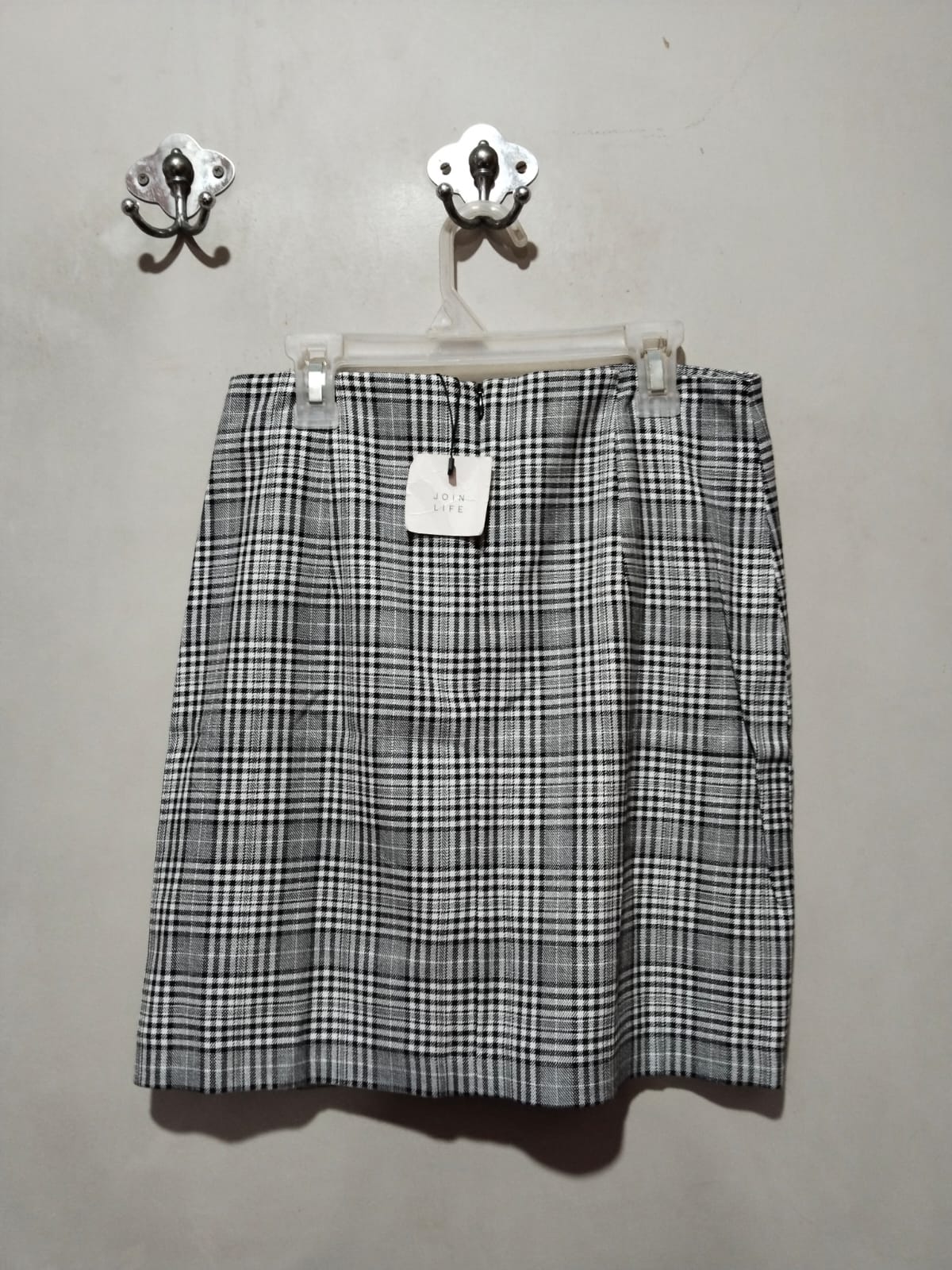 ZARA|S|WAIST 29|BLACK AND WHITE PLAID HIGH-WAISTED MINI SKIRT WITH A FRONT SLIT