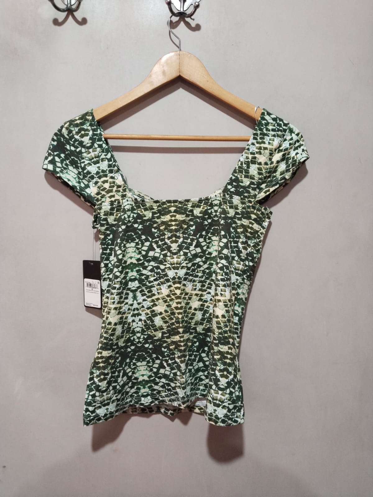 GUESS|M|BUST 15|Green & White Printed Sweetheart Neck Top