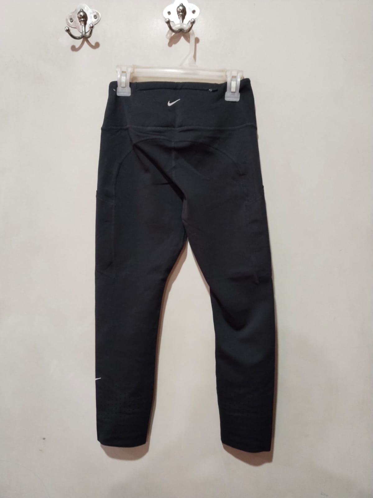 NIKE DRIFIT|S|WAIST 24|Women's Black Drawstring Athletic Capri Leggings