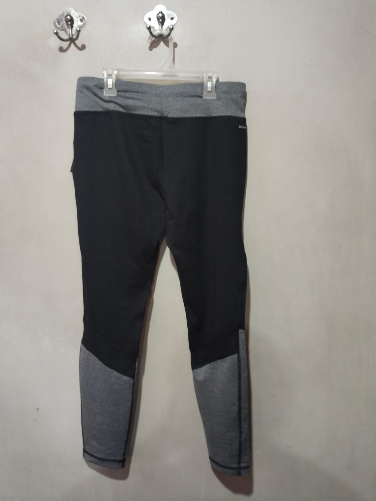 ATHLETIC WORKS|M|WAIST 32|Black & Grey High-Waisted Gym Leggings with Contrast Panels