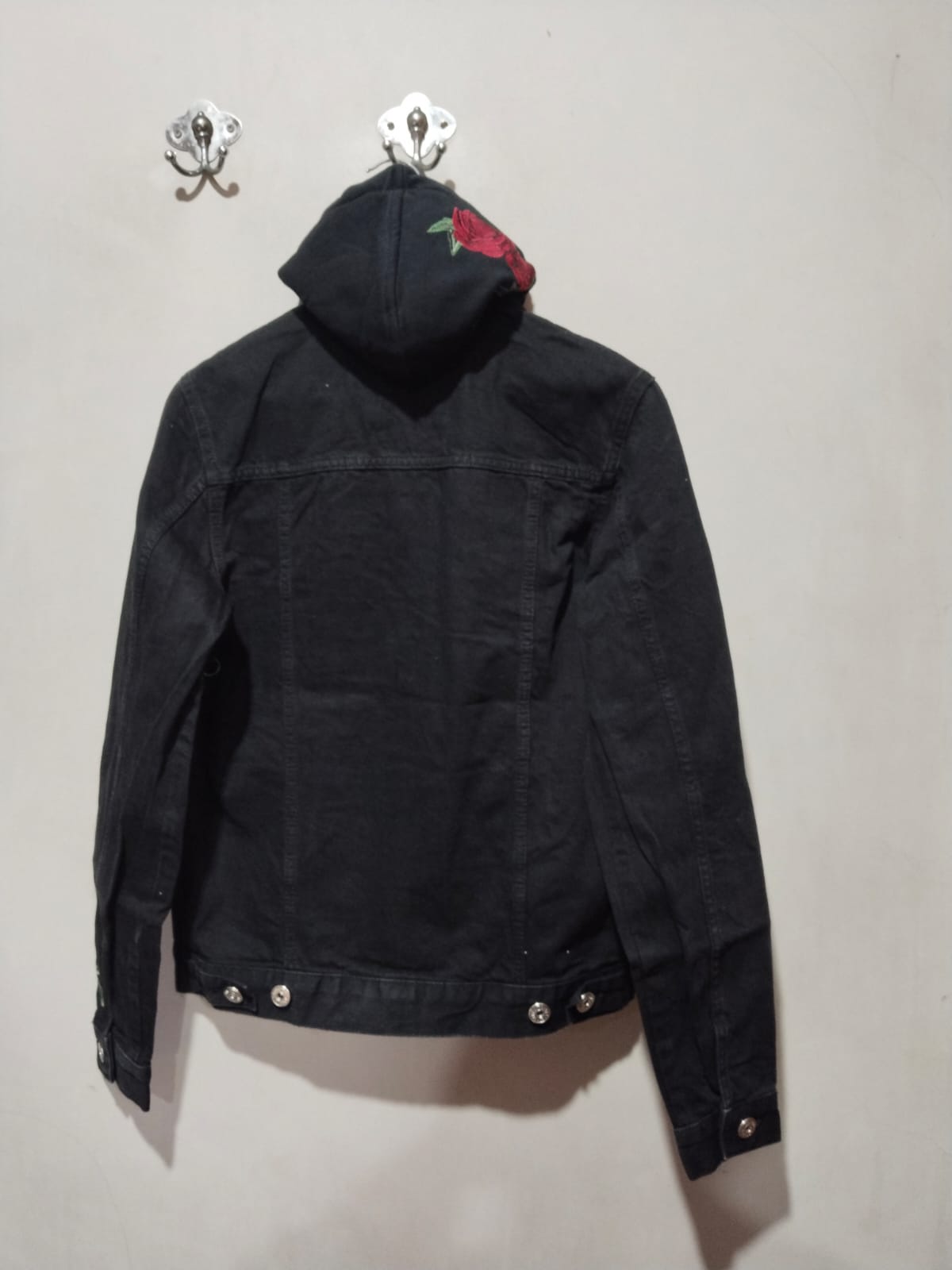 CONDEMED NATION|S/M|BUST 20|HOODED BLACK JEAN JACKET WITH ROSE PATCHES