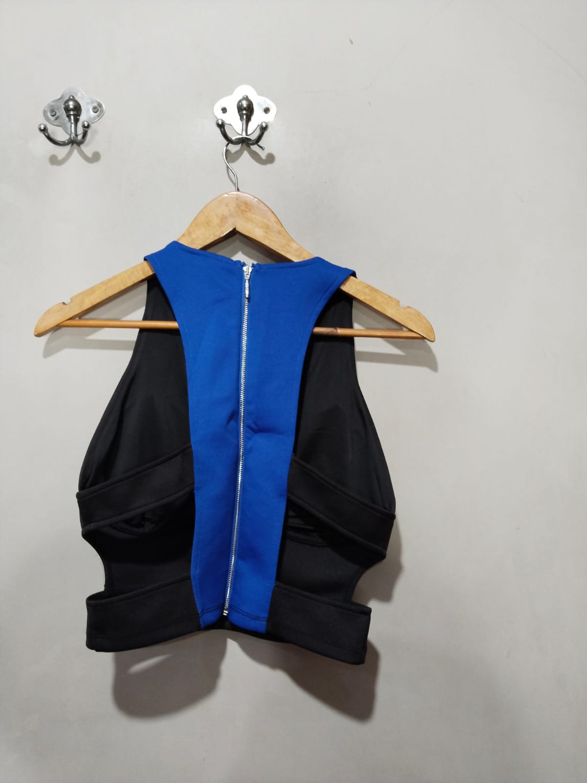 GUESS|M|BUST 15|BLACK AND BLUE COLOR BLOCK CROP TOP