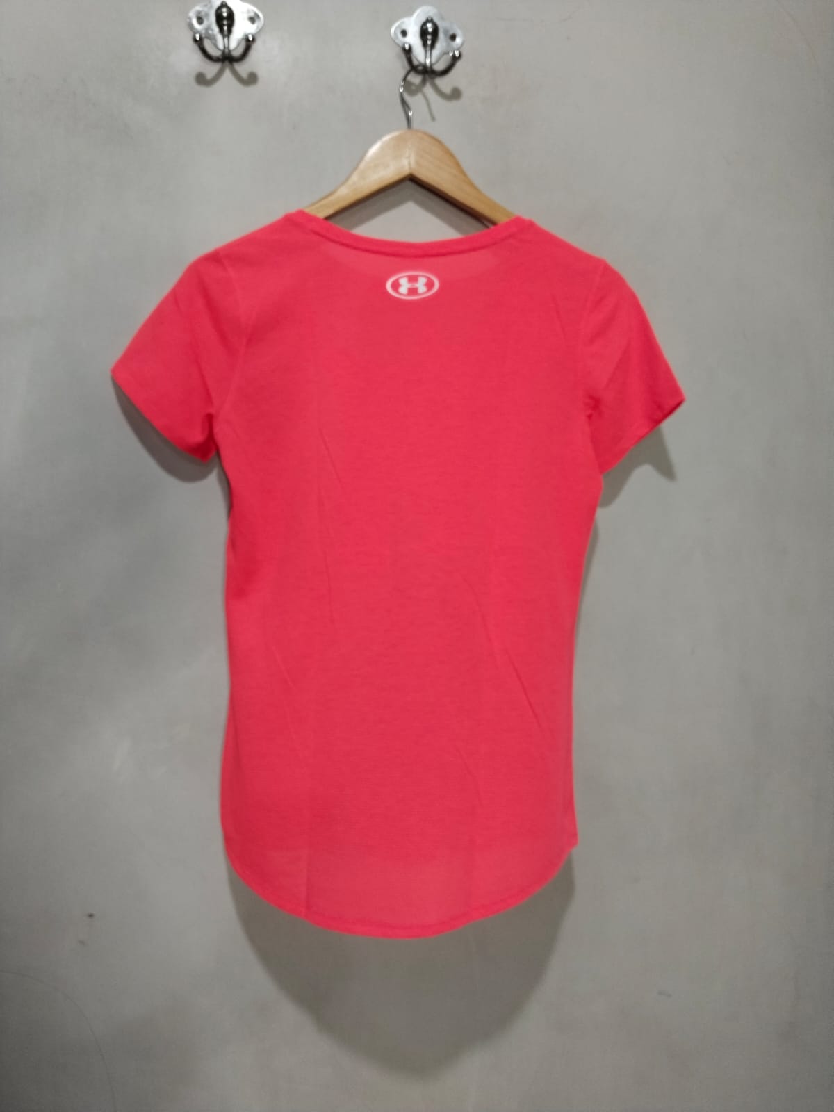 UNDER ARMOUR|S/M|BUST 17|CORAL PINK SHORT SLEEVE ATHLETIC T-SHIRT