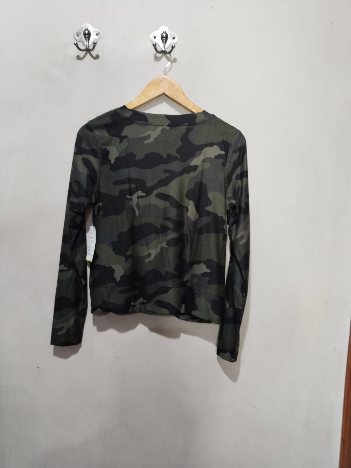 OLD NAVY ACTIVE|M|BUST 17|CAMOUFLAGE LONG SLEEVE TWIST FRONT TOP