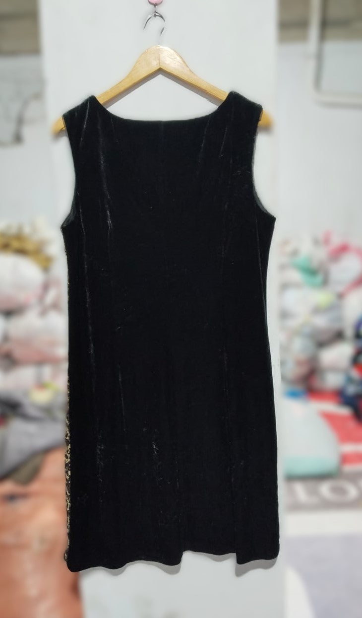 WHITE HOUSE BLACK MARKET|L/XL|BUST 19|BLACK AND GOLD SEQUIN V-NECK SHIFT DRESS