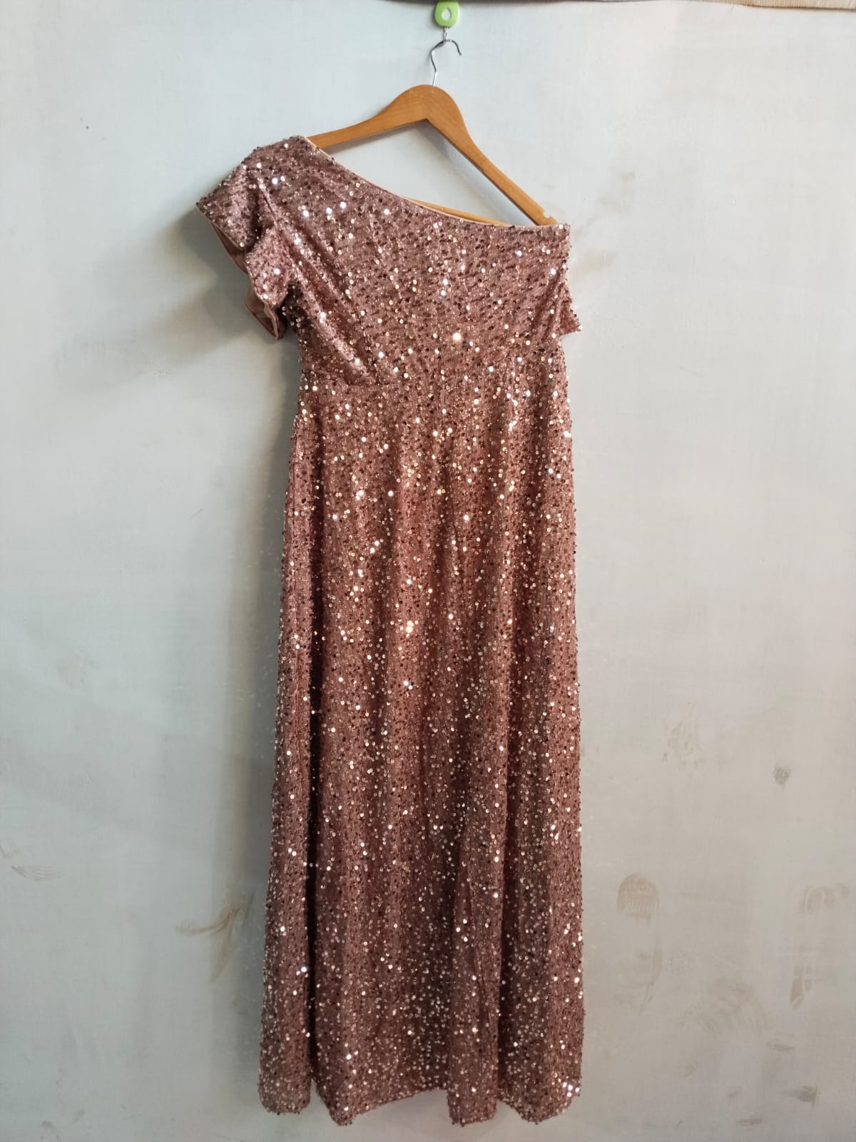 GIFFINISETI|M/L|BUST 16|One-Shoulder Asymmetrical Sequin Gown