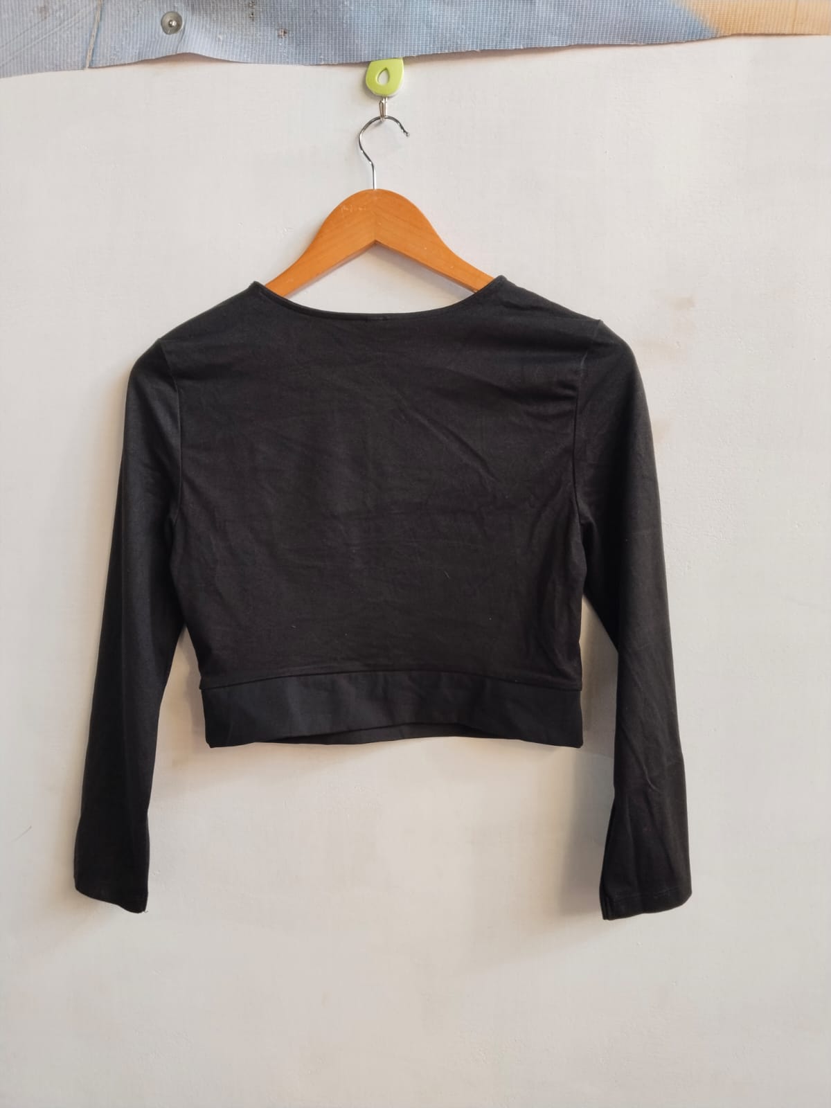 VICTORIA SPORTS|M|BUST 15.5| BLACK LONG SLEEVE CROP TOP