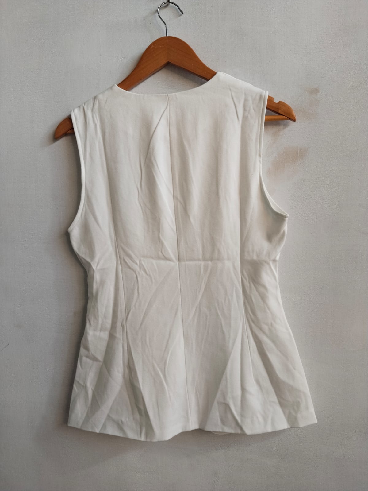 AMY ENJOY LIFE|M|BUST 17|CREAM TAILORED SLEEVELESS VEST WITH POCKETS