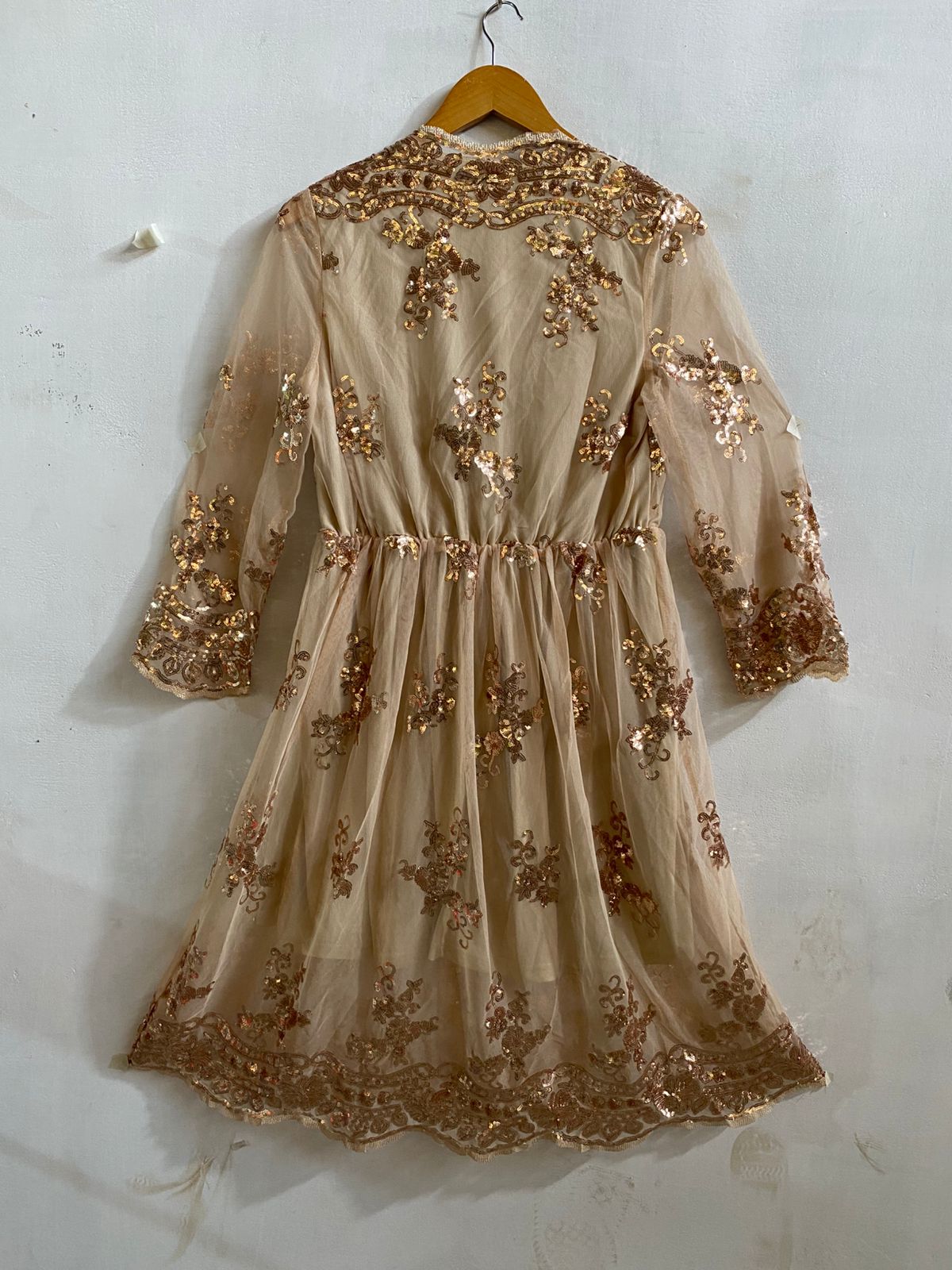 NUDE OR LIGHT GOLD SEQUIN MESH V-NECK MIDI DRESS|L|BUST 17