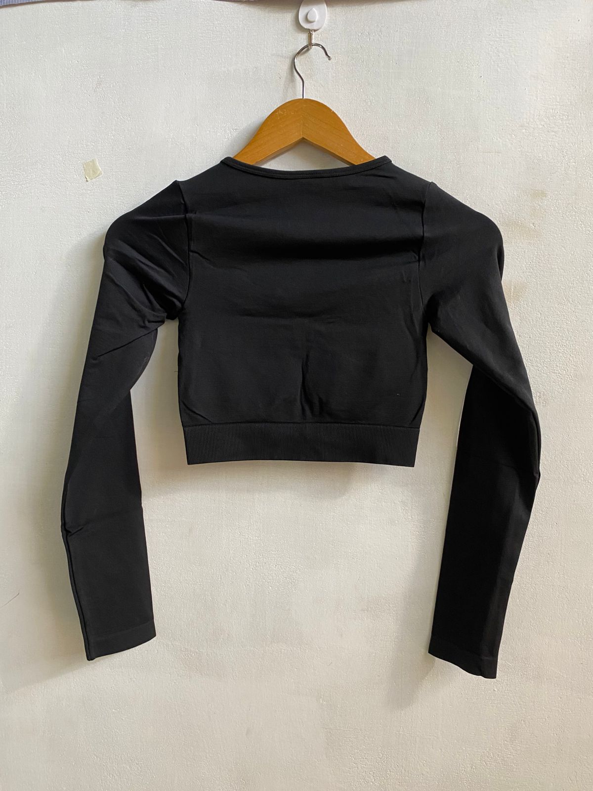 ANKO ACTIVE |S|BUST 11| BLACK LONG SLEEVED KEYHOLE CROP TOP