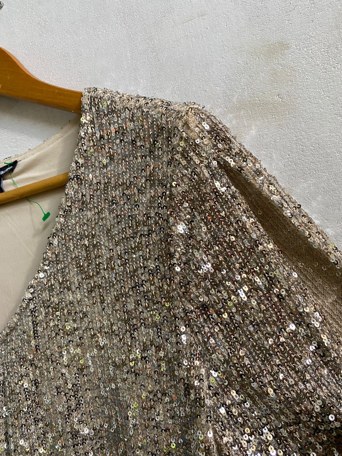 CABLE & GAUGE|M|BUST 19| GOLD SEQUIN V-NECK BELL SLEEVE BLOUSE