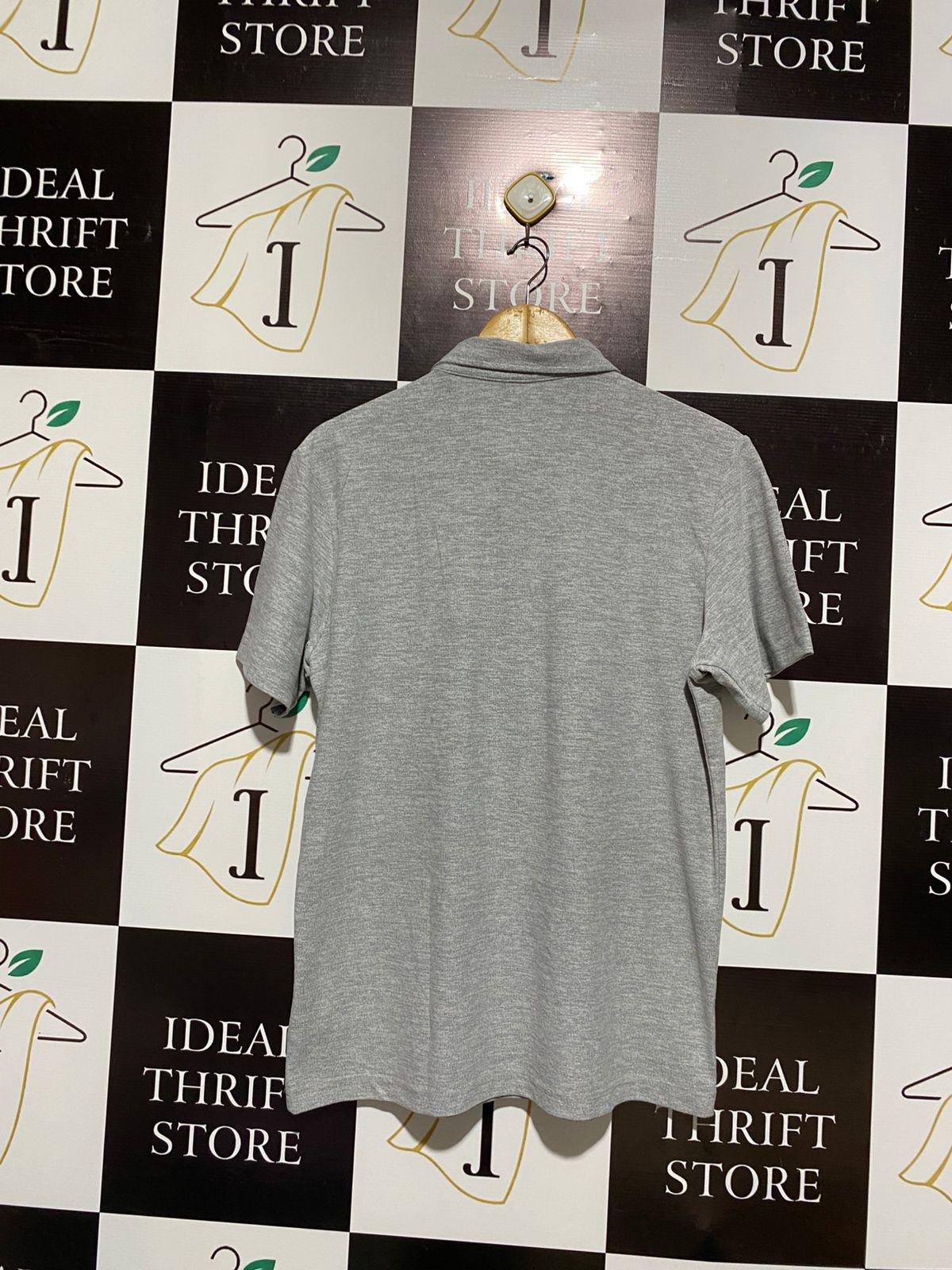 VUORI |M| BUST 21| B12| The polo shirt has a modern, tailored fit with a self-collar, three-button placket, and a left chest pocket