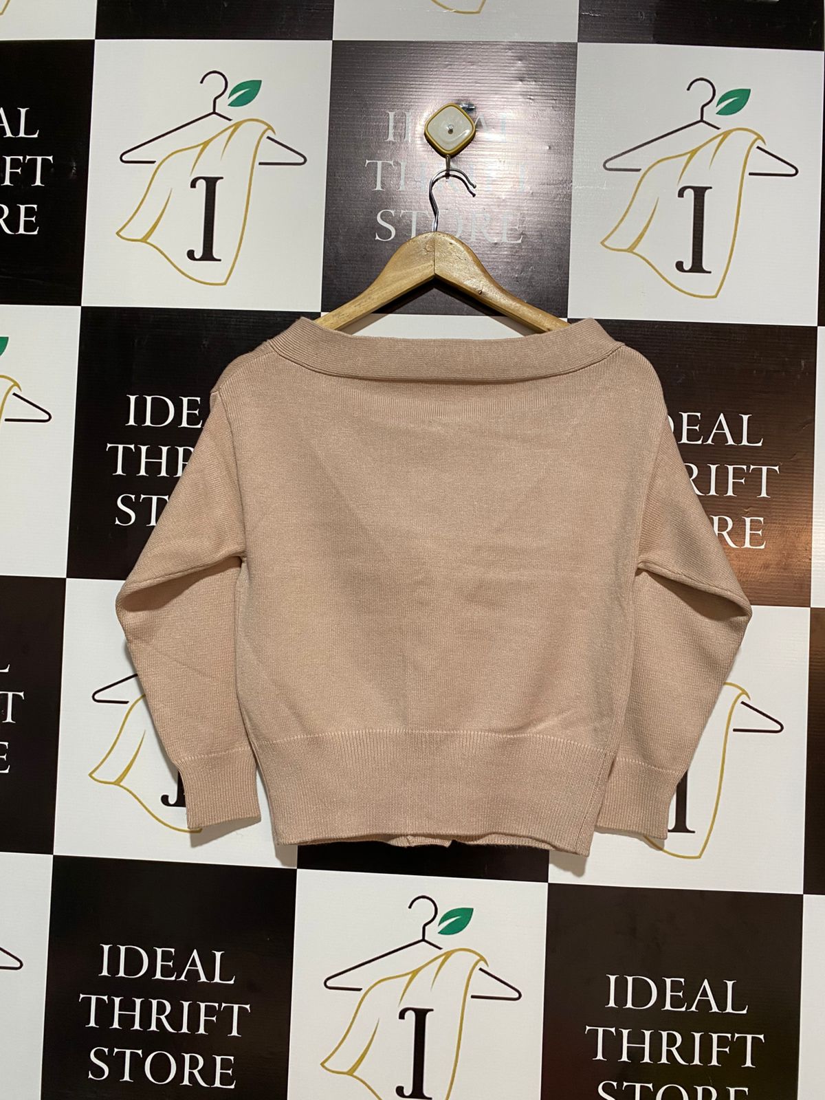CARRY ME |S| BUST 13| Cropped, V-neck cardigan with a button-front closure