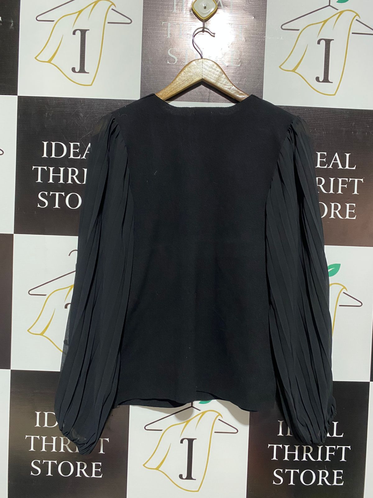 TEABERRY |M| BUST 16| BLACK V-NECK BLOUSE