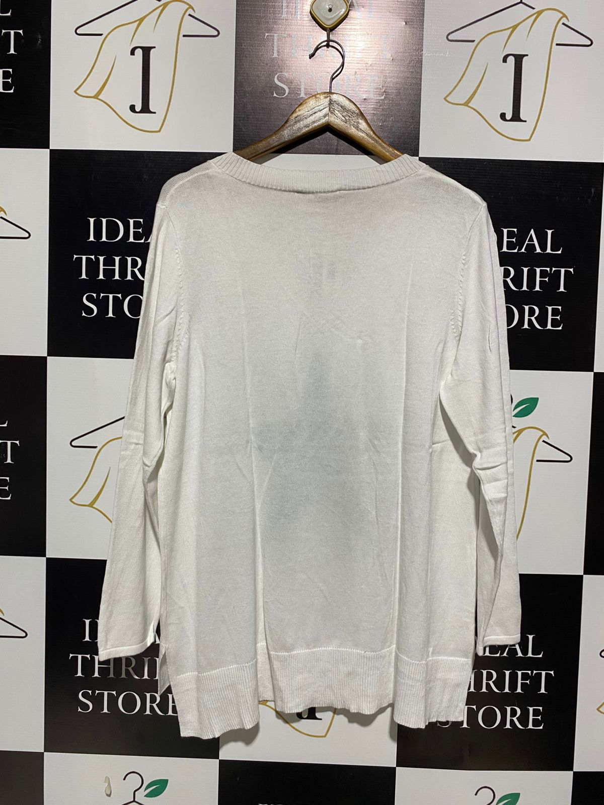 SUZANNEGRAE |L| BUST 21| White V-Neck Sweater With a Large Green Star