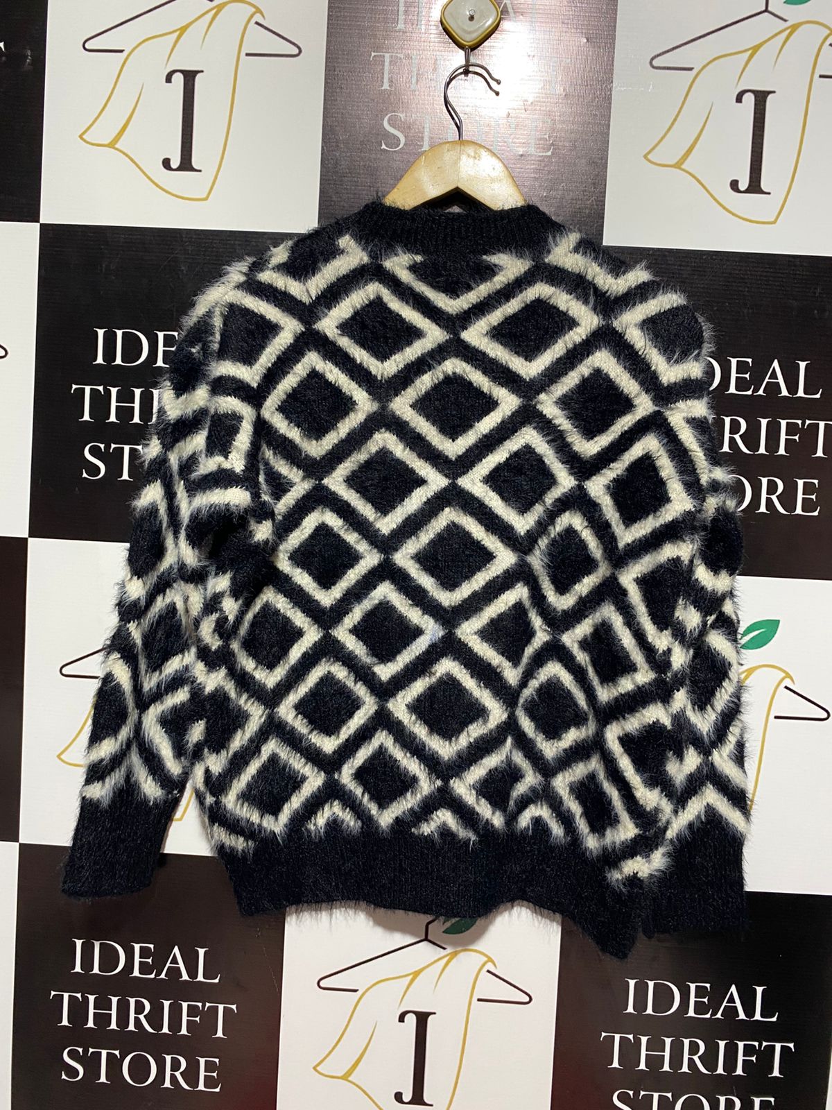 BLACK & WHITE GEOMETRIC FUZZY SWEATER |L| BUST 19|