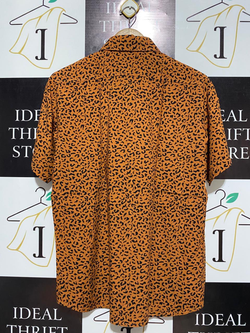 MOTONETA |M| BUST 20| BOLD LEOPARD PRINT SHORT-SLEEVE BUTTON-DOWN