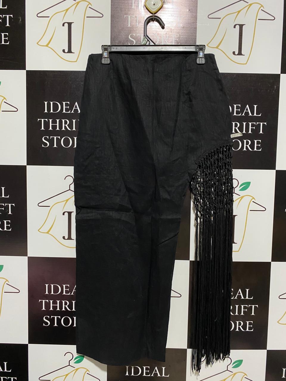 ZARA |L| WAIST 30| A STRIKING AND MODERN MID-LENGTH BLACK SKIRT FEATURING A DRAMATIC