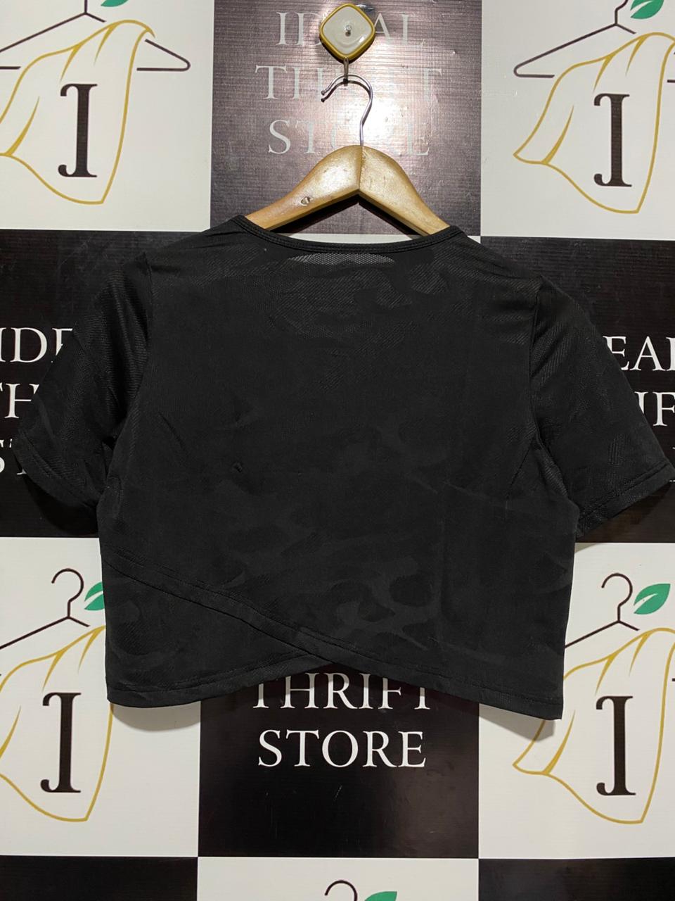 SLEEK BLACK CAMO CROSS-HEM CROP TOP |M| BUST 18|
