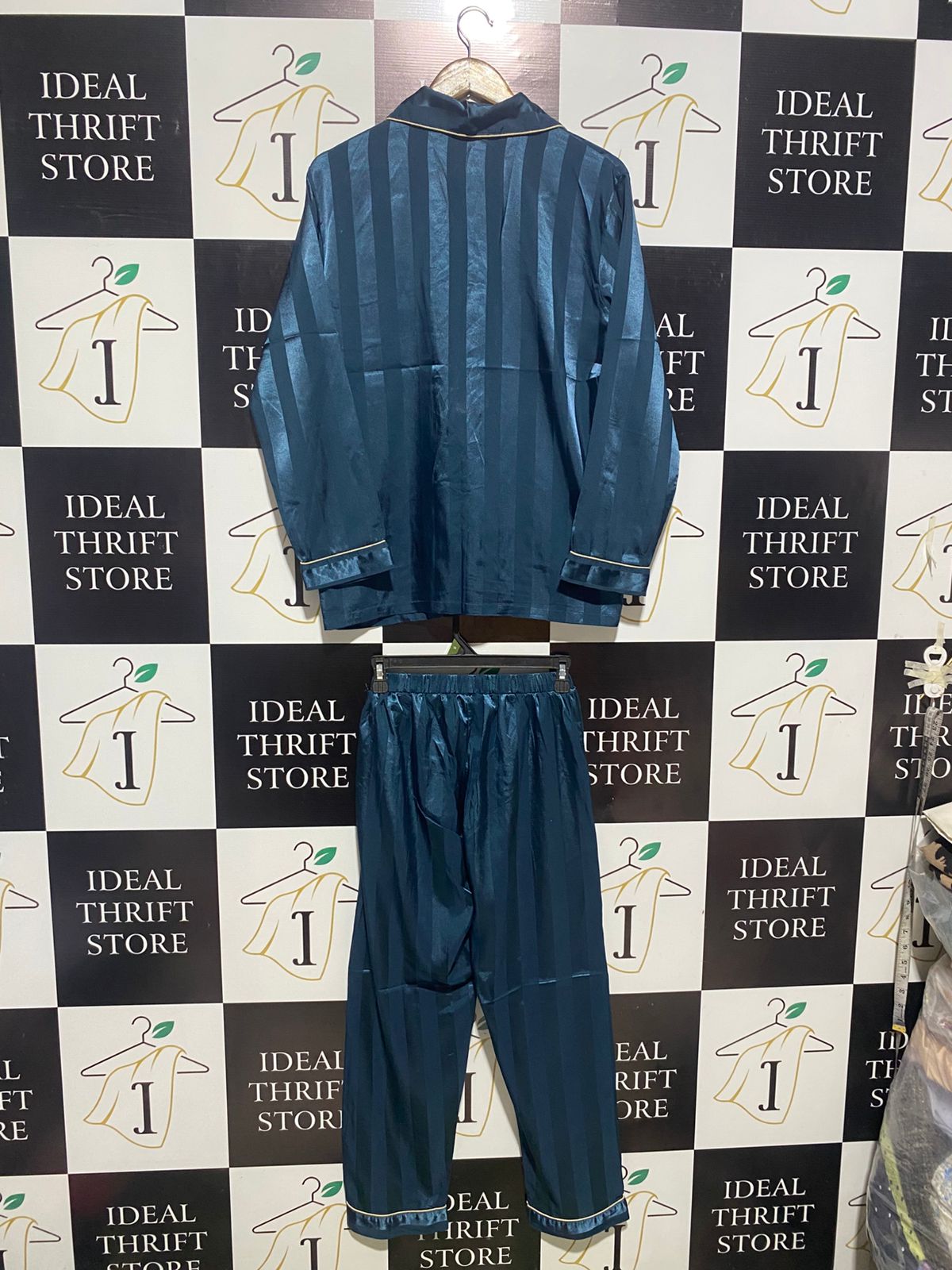 ELEGANT TWO-PIECE SLEEPWEAR WITH BUTTON-UP SHIRT AND MATCHING ELASTIC WAIST PANTS |L|