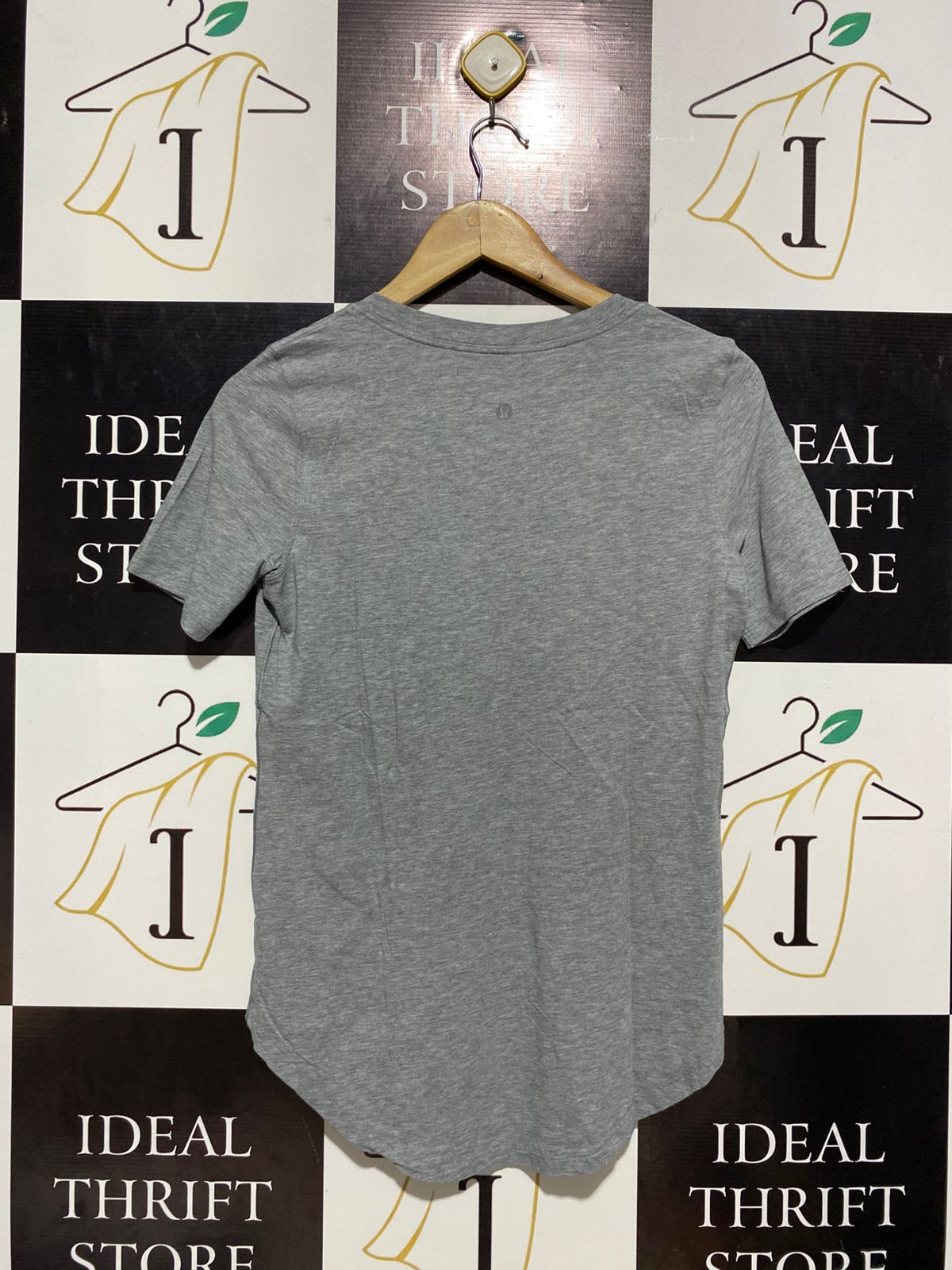 LULULEMON |M| BUST 18| SHORT-SLEEVE V-NECK TEE