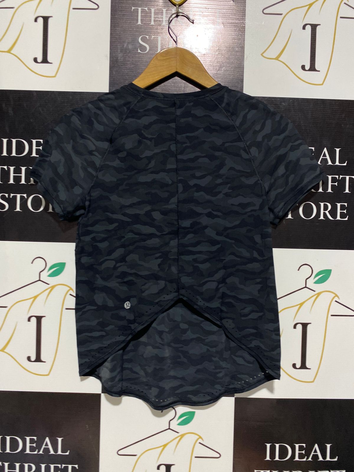 LULULEMON |S| BUST 16| CAMO PERFORMANCE TRAINING TEE