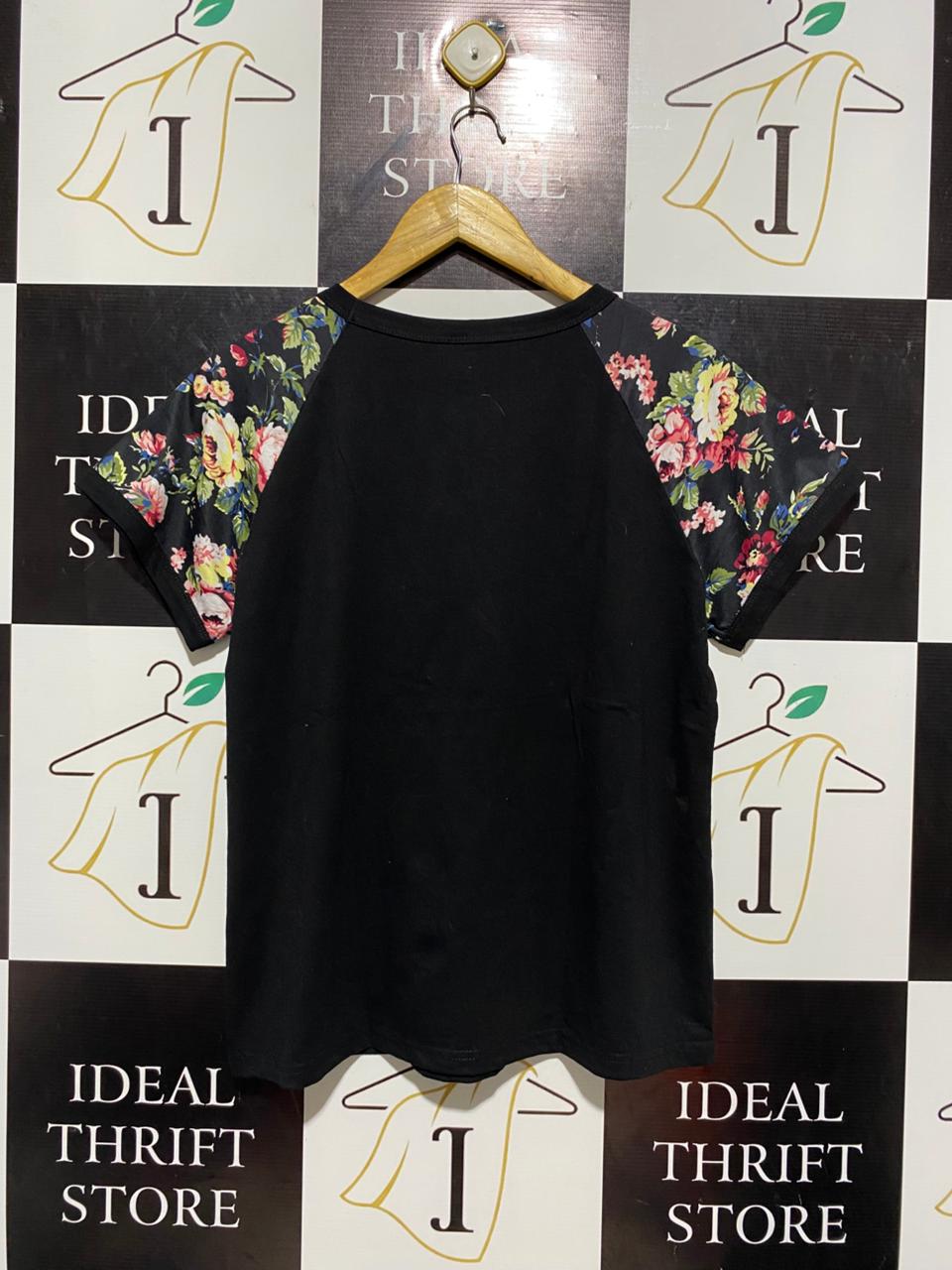 EMERY ROSE |M| BUST 20| B4| BLACK RAGLAN TEE WITH FLORAL PRINT SHORT SLEEVES