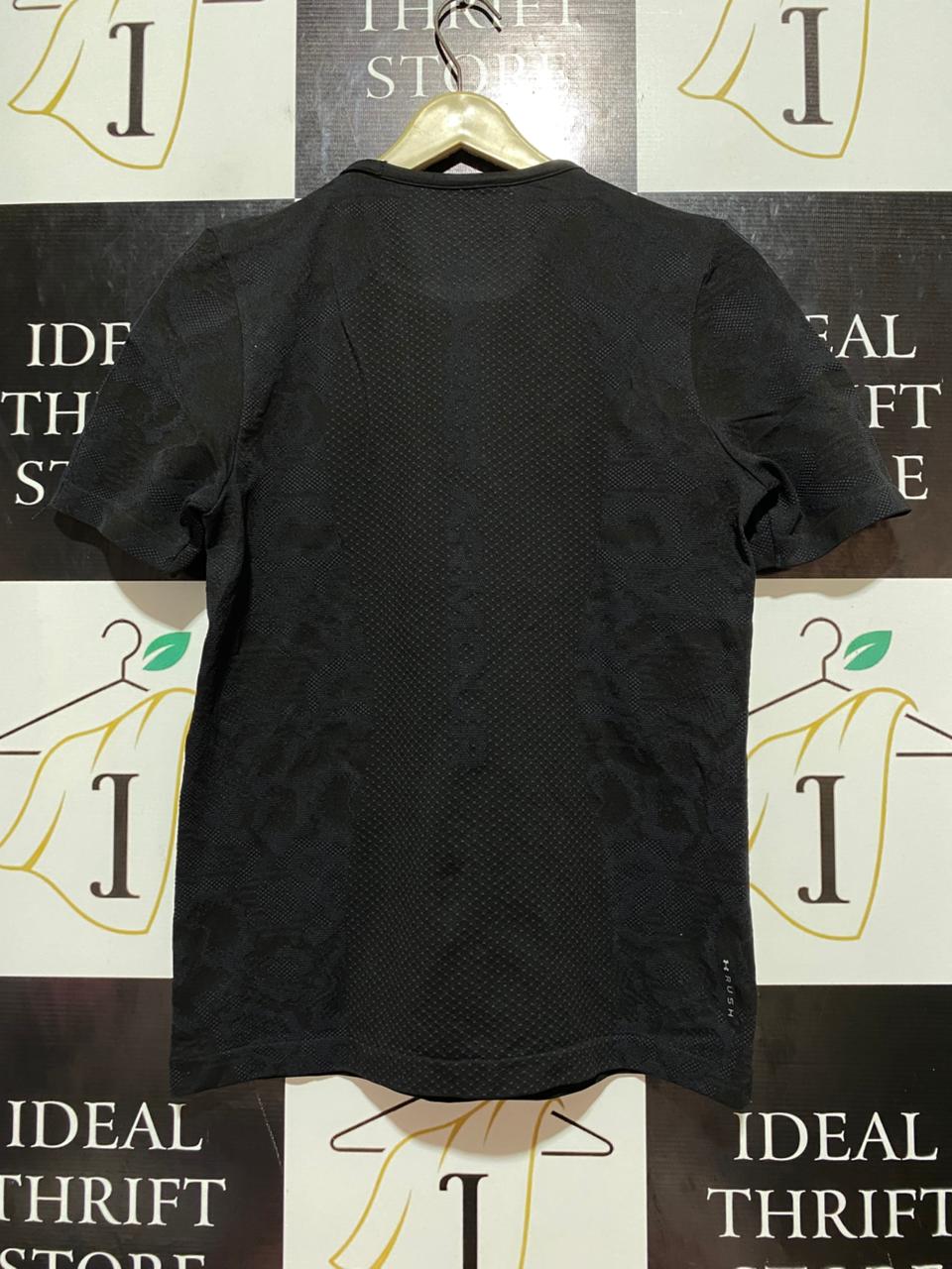 ANDER ARMOUR |L| BUST 18| B7| HEATGEAR SEAMLESS TRAINING T-SHIRT - BLACK