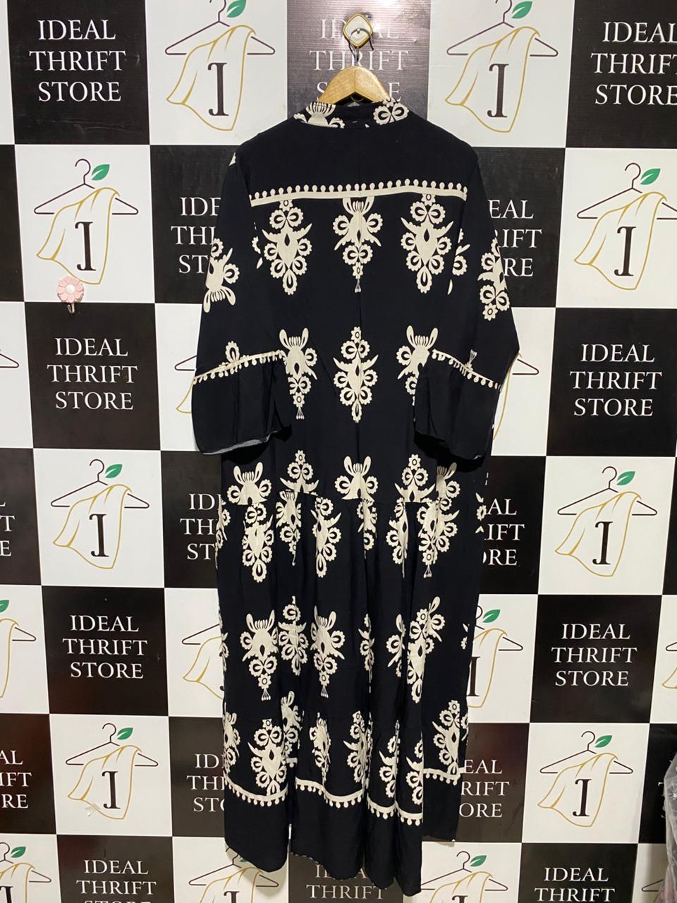 TU |XL| BUST 25| B22| CHIC BLACK AND WHITE EMBROIDERED STYLE LONG MAXI DRESS
