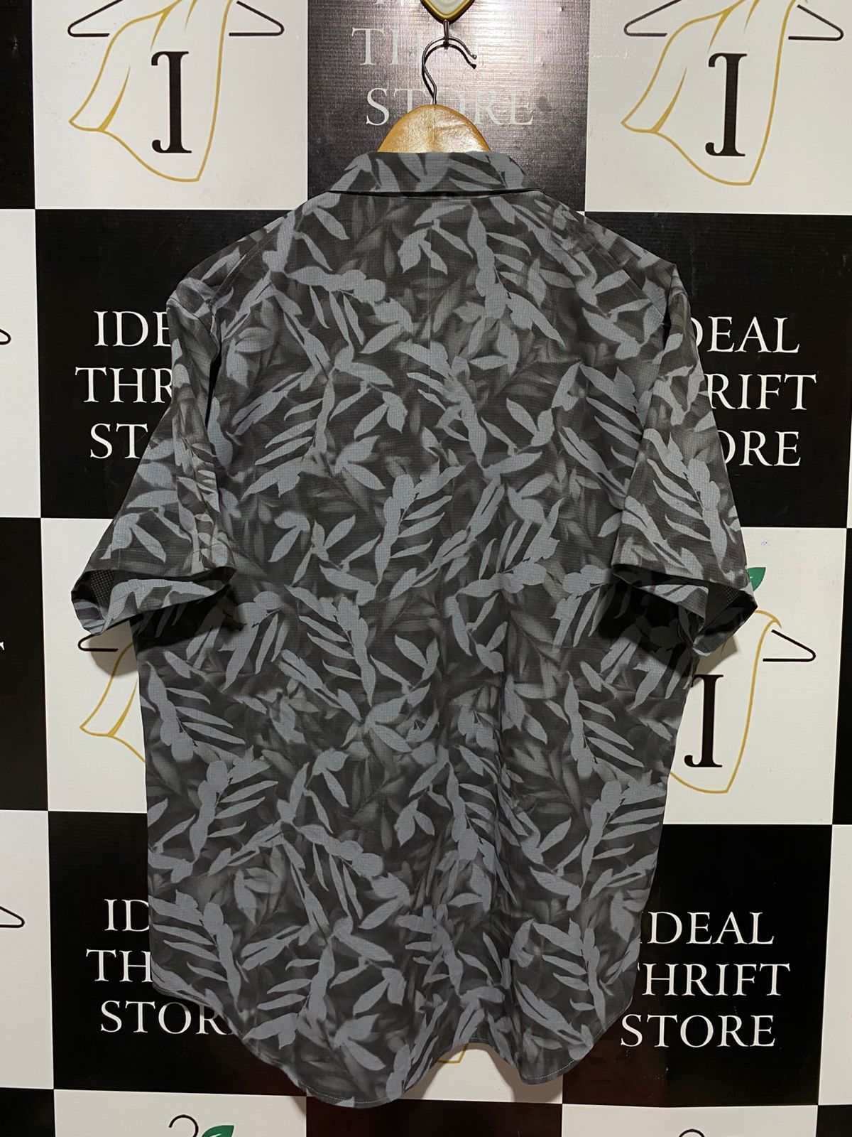 LULULEMON |XL| BUST 25| MASON PEAK SHORT SLEEVE SHIRT - GRAPHITE LEAF PRINT