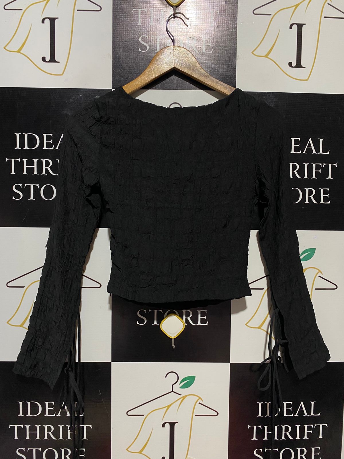 RUMOR |S| BUST 15| B29| BLACK TEXTURED CRINKLE LONG SLEEVE CROP TOP WITH TIE CUFFS