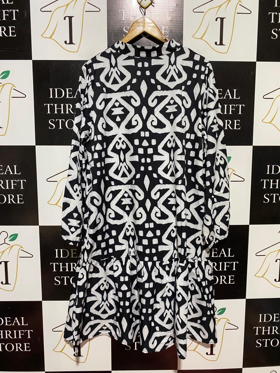 |L| BUST 21| B30| BLACK AND WHITE GEOMETRIC PRINT TUNIC DRESS