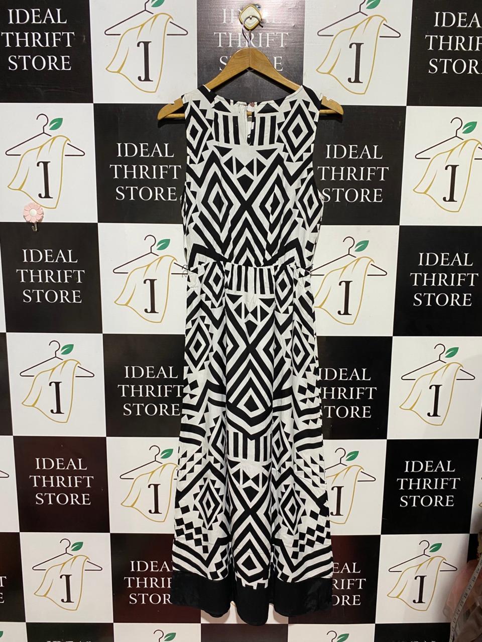PETER MOWISSEY |M| BUST 16| B30| BLACK AND WHITE GEOMETRIC PRINT MAXI DRESS