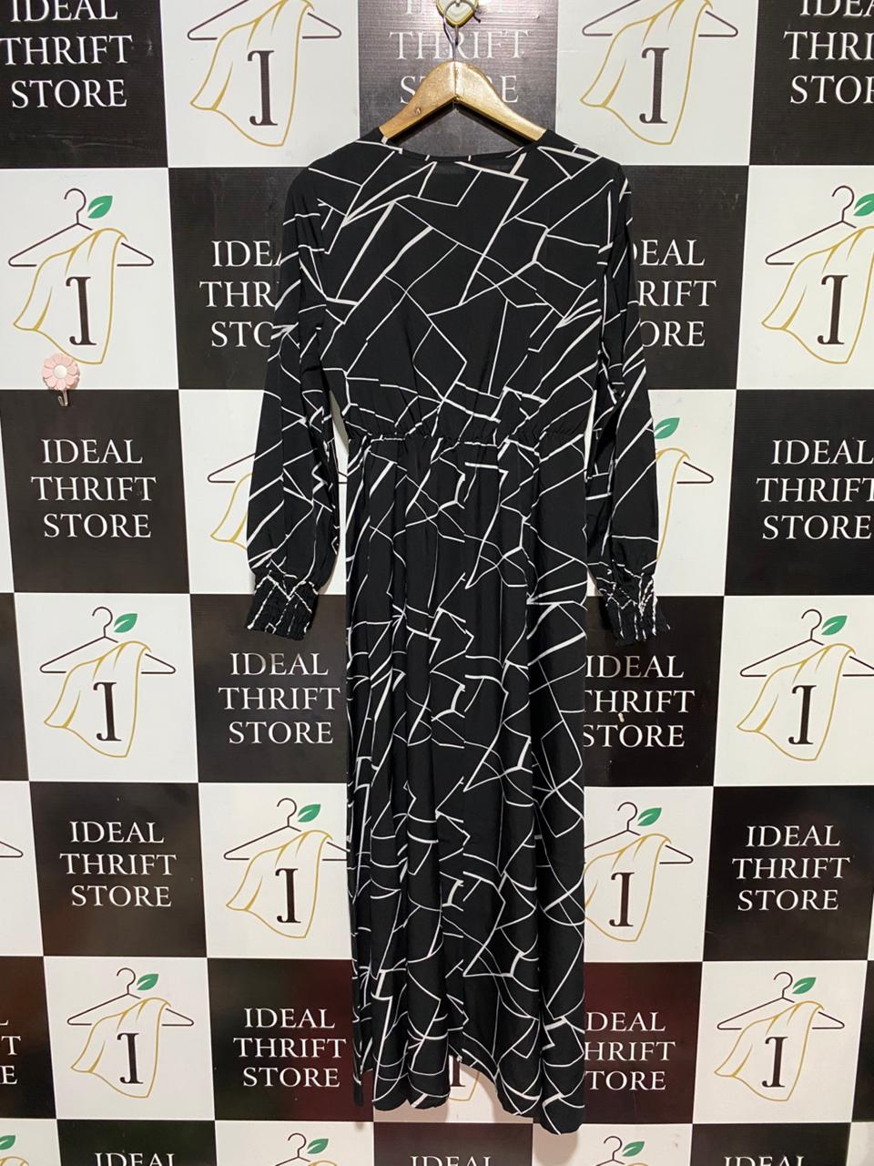 SHEIN |M| BUST 19| B31| BLACK AND WHITE GEOMETRIC LONG SLEEVE MAXI DRESS