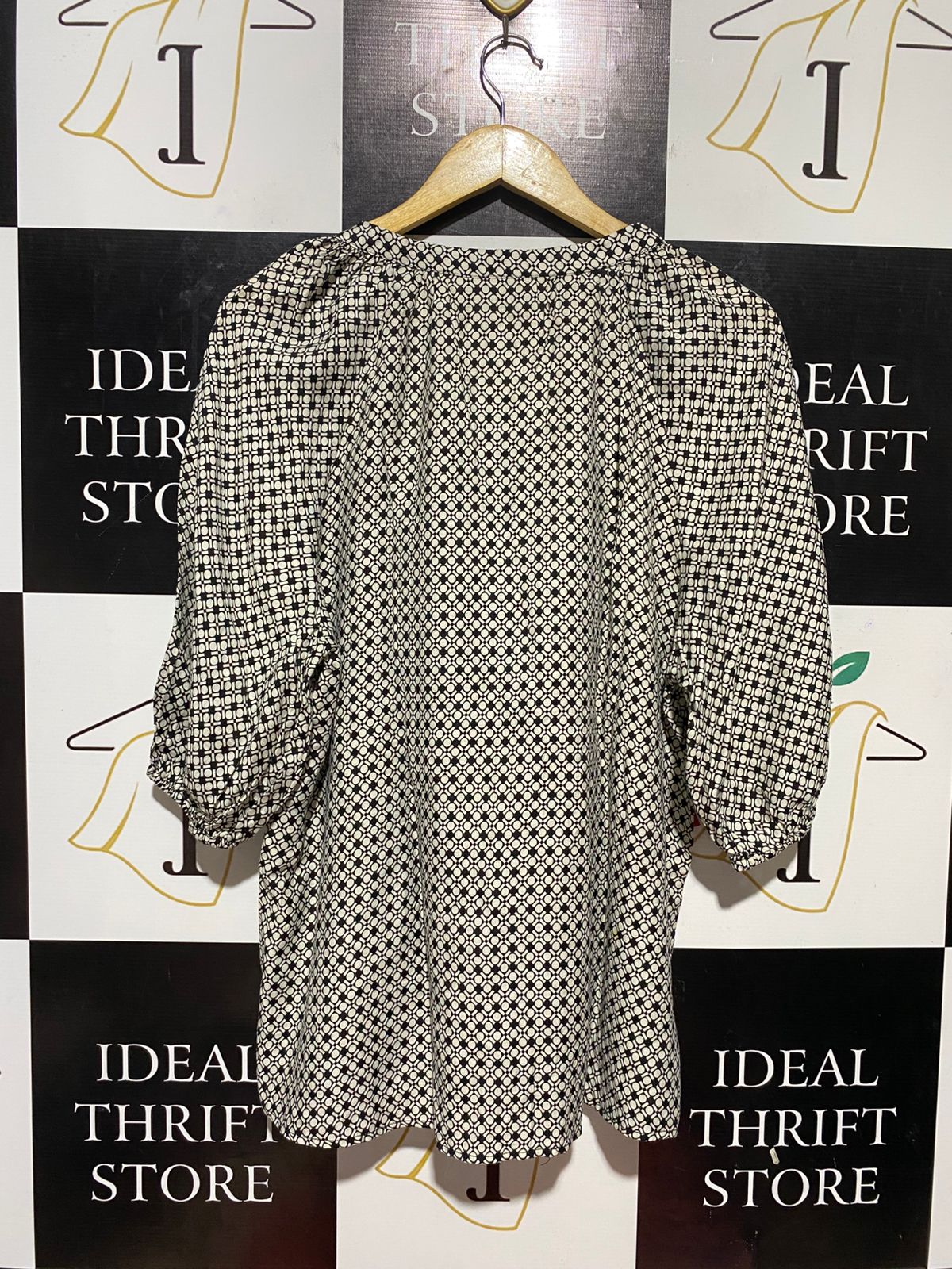 & ME |XL| BUST 22| B32| GEOMETRIC PRINT V-NECK TIE BLOUSE
