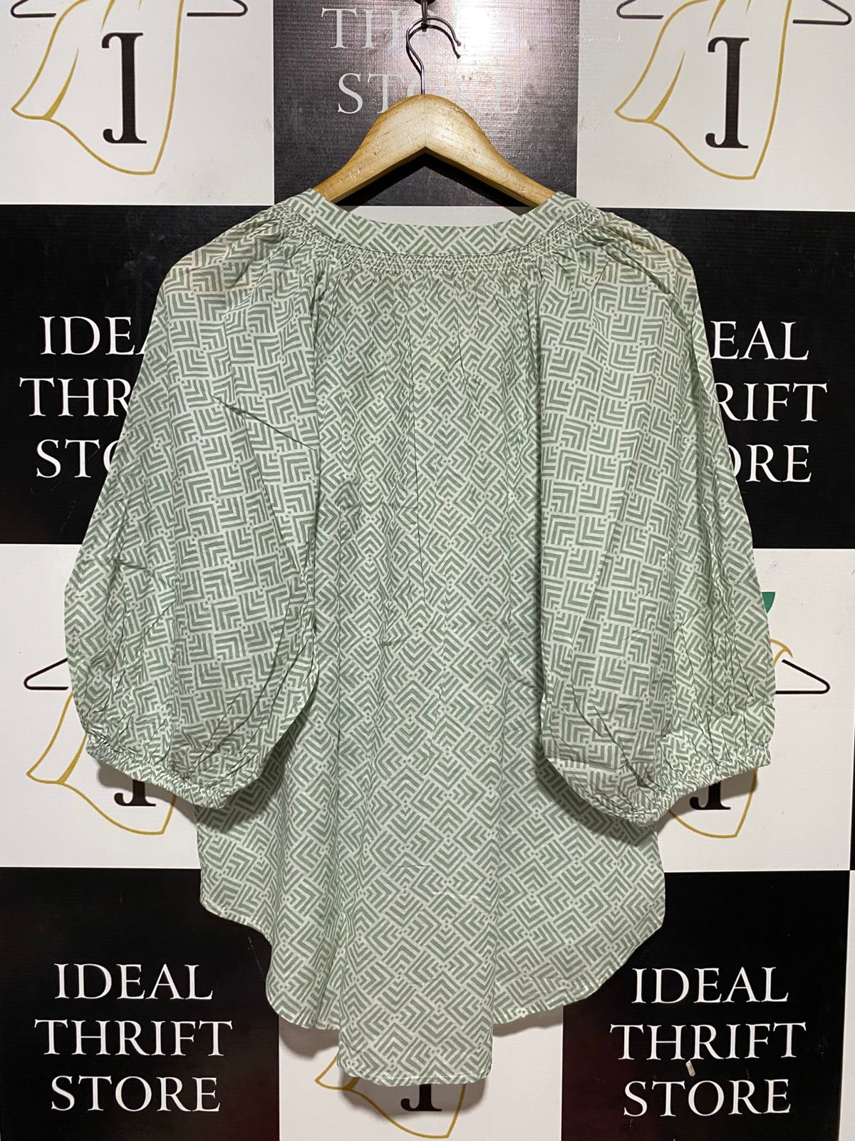WOMAN ACTIVE |XL| BUST 23| B32| MINT GREEN GEOMETRIC PRINT V-NECK BLOUSE