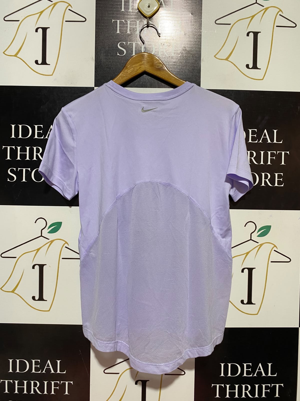 NIKE |S| BUST 19| B34| COMFORTABLE LIGHT PURPLE LILAC SHORT-SLEEVE ATHLETIC T-SHIRT WITH MESH HEM DETAILS