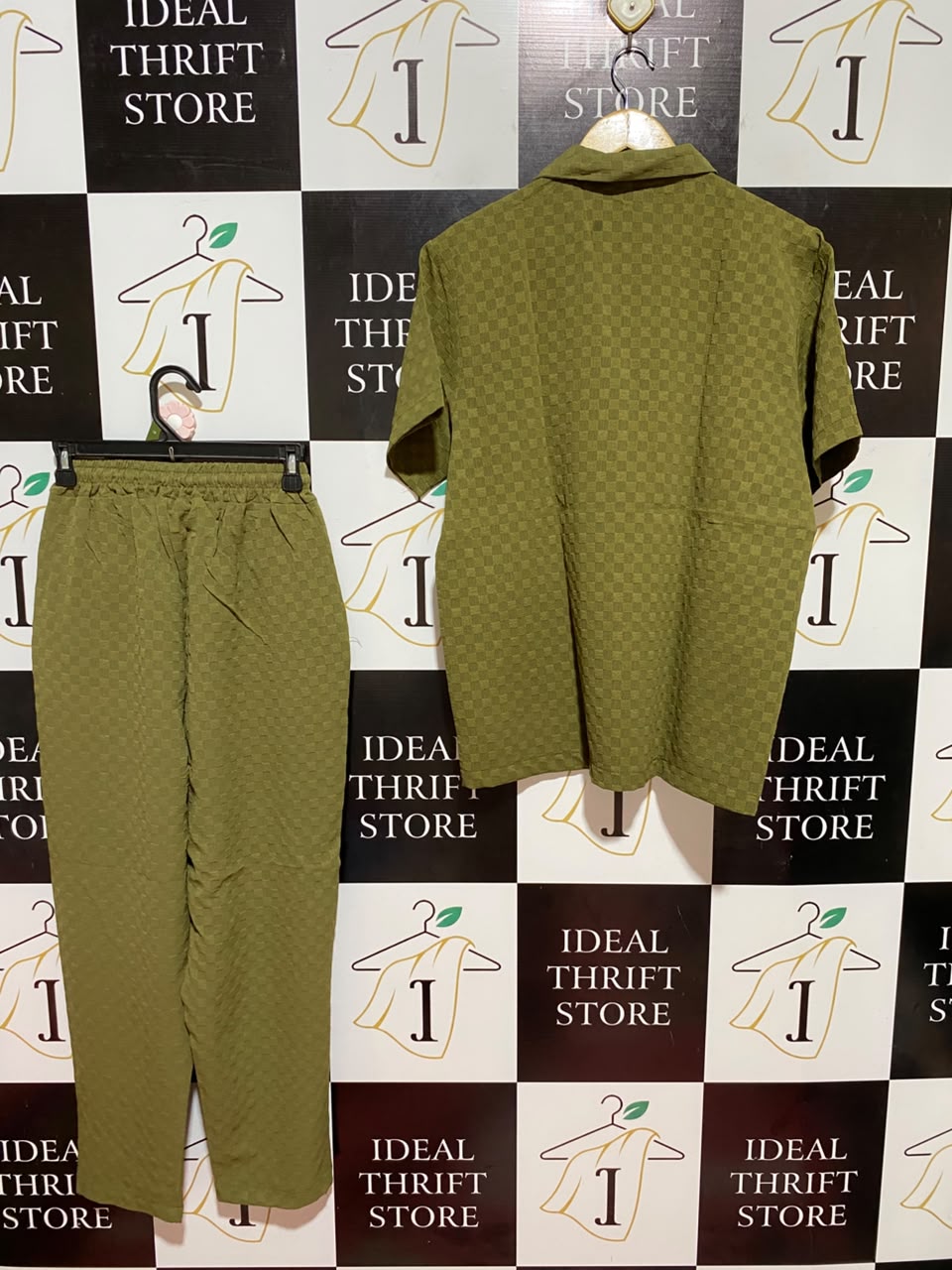 FASHION |M| B36| UNISEX TWO-PIECE LOUNGEWEAR SET WITH CHECKERED TEXTURED SHIRT AND MATCHING DRAWSTRING PANTS IN OLIVE GREEN