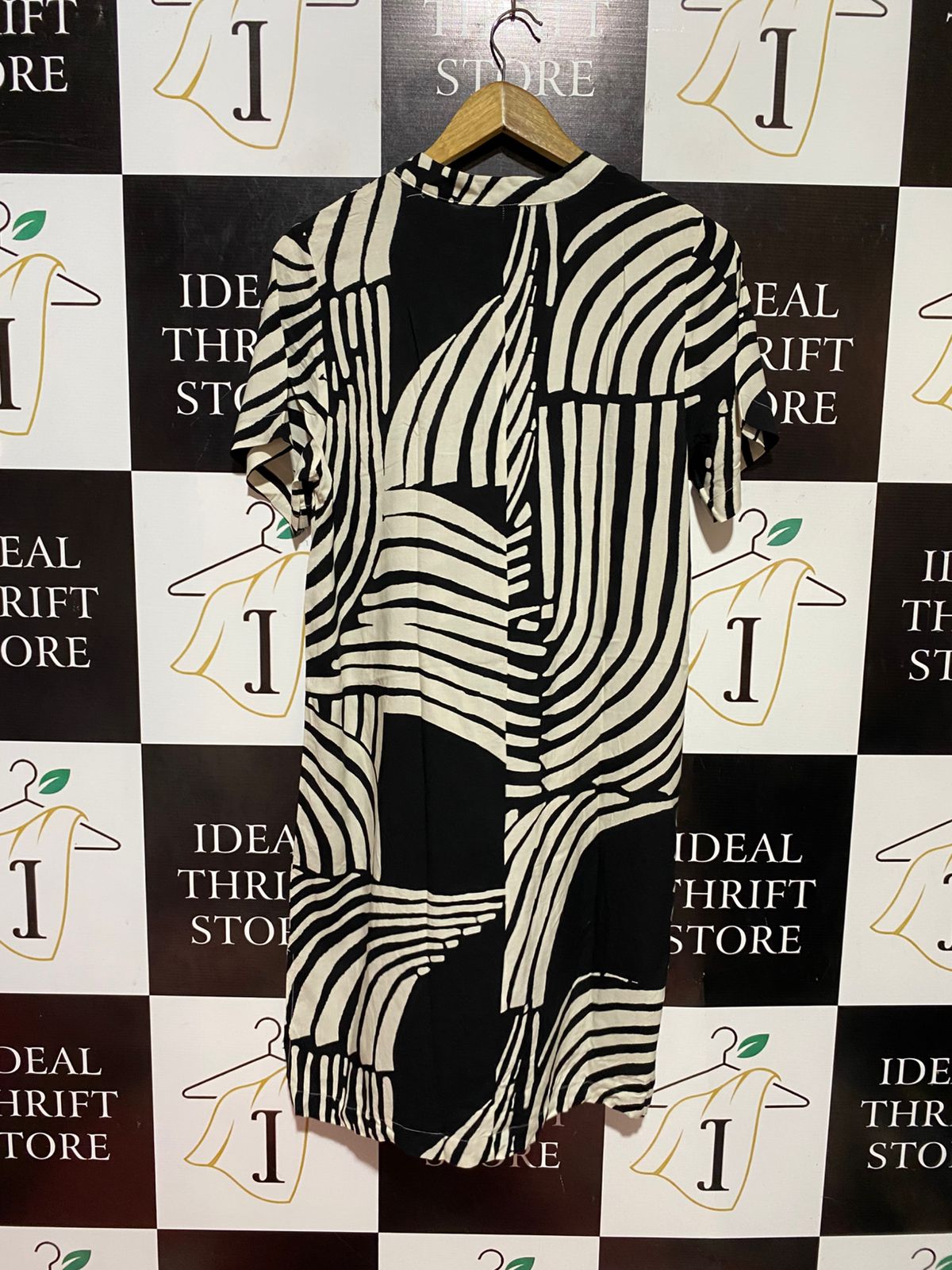 H&M |M| BUST 19| B38| BLACK AND WHITE GEOMETRIC ABSTRACT SHIFT DRESS