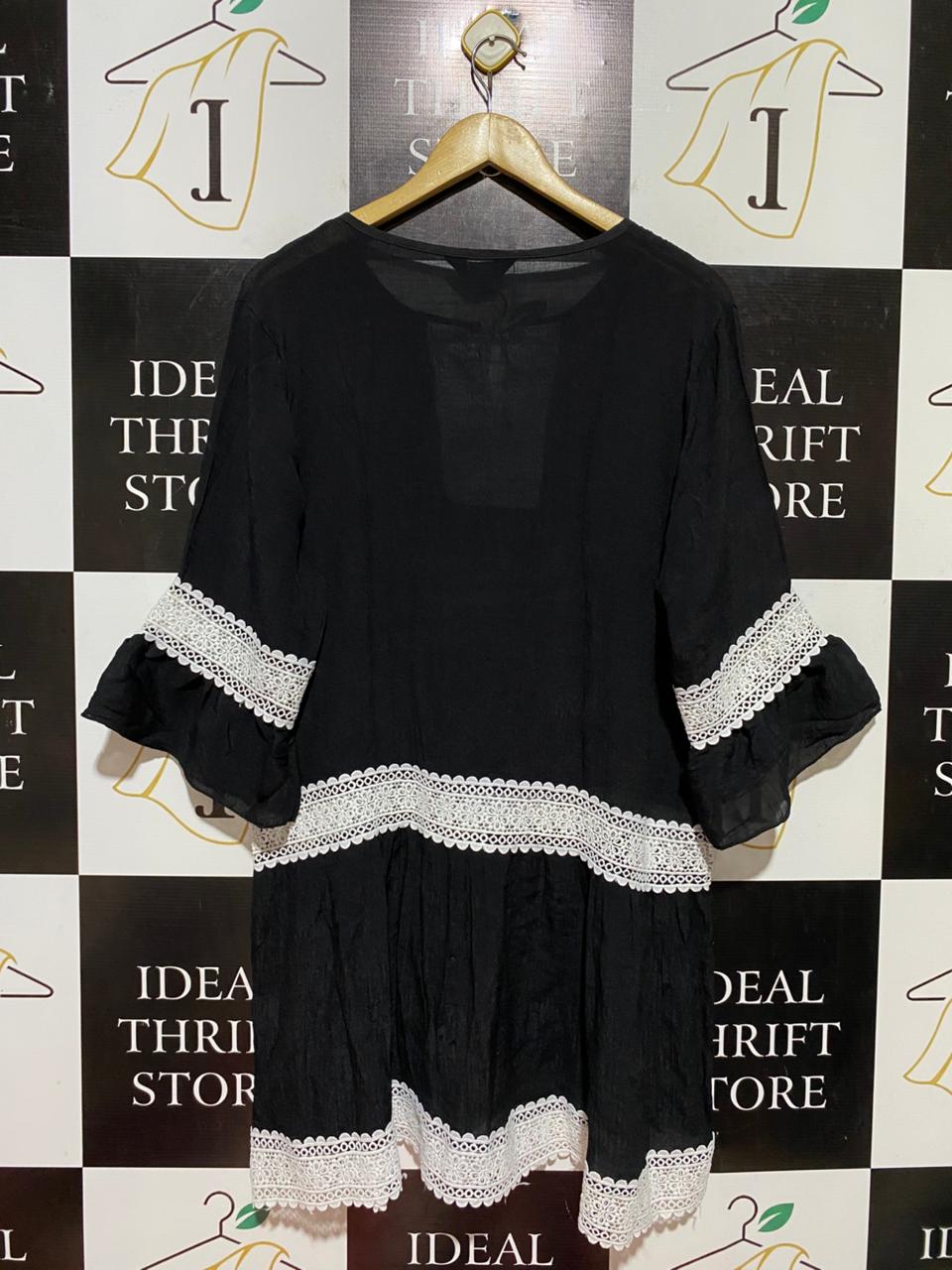 BLUE HILLS |XL| BUST 21| B39| ELEGANT BLACK BOHEMIAN TUNIC DRESS WITH CONTRASTING WHITE LACE DETAILS