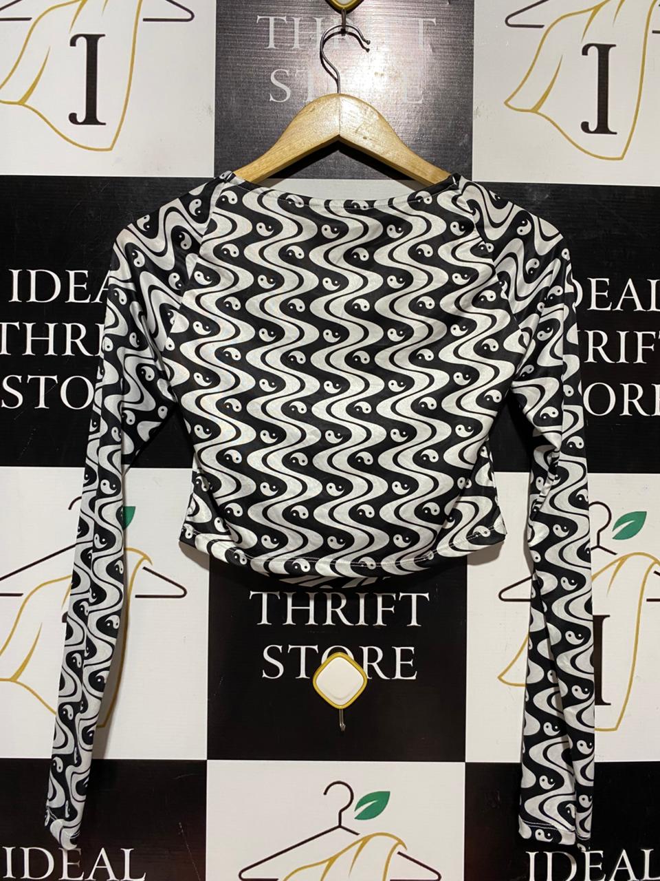 PULL & BEAR |S| BUST 15| B41| BLACK AND WHITE YIN-YANG RETRO CROP TOP