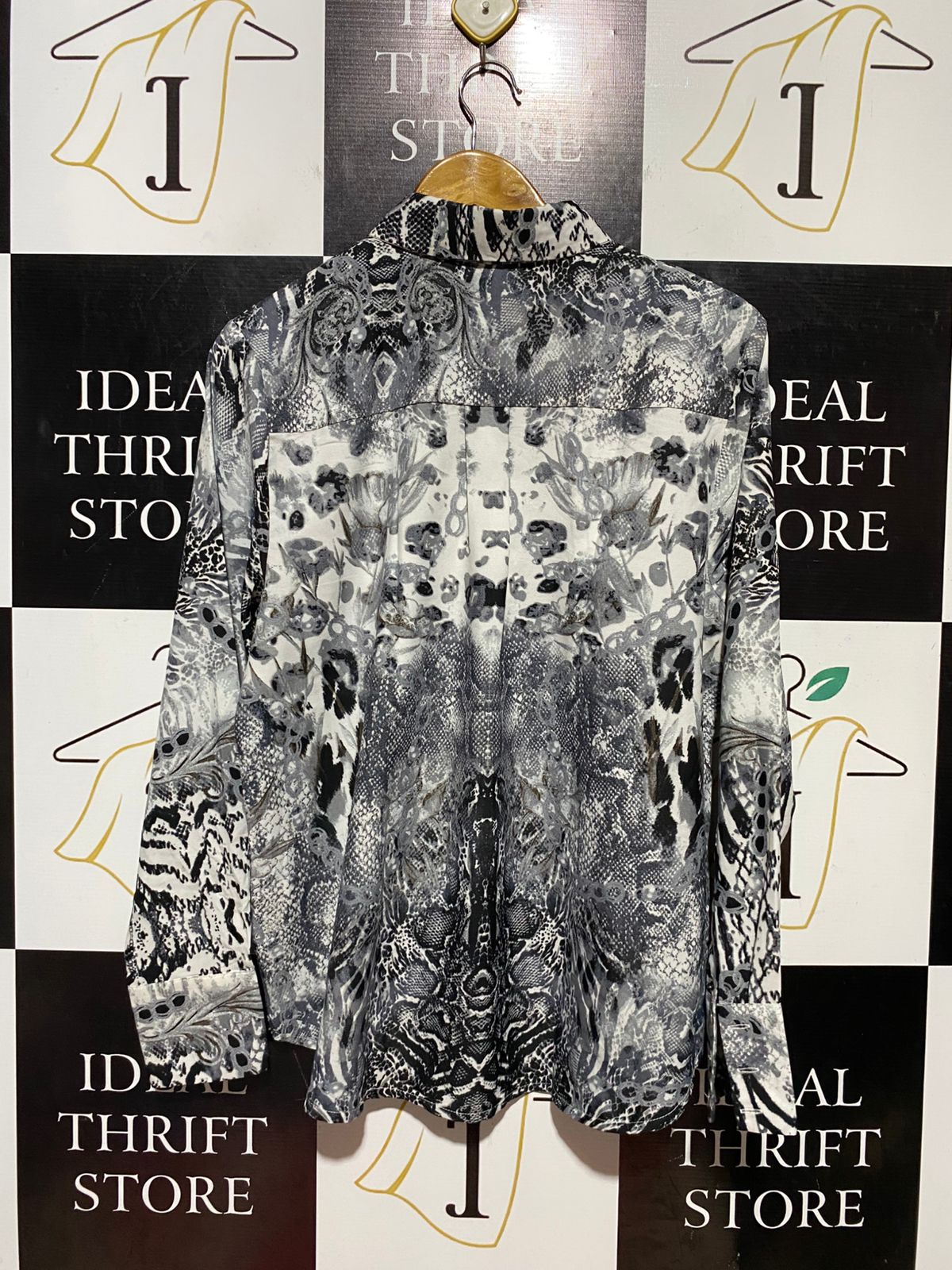 LIZ JORDAN |L| BUST 21| B42| MONOCHROME ANIMAL AND FLORAL PRINT LONG SLEEVE BUTTON-UP SHIRT