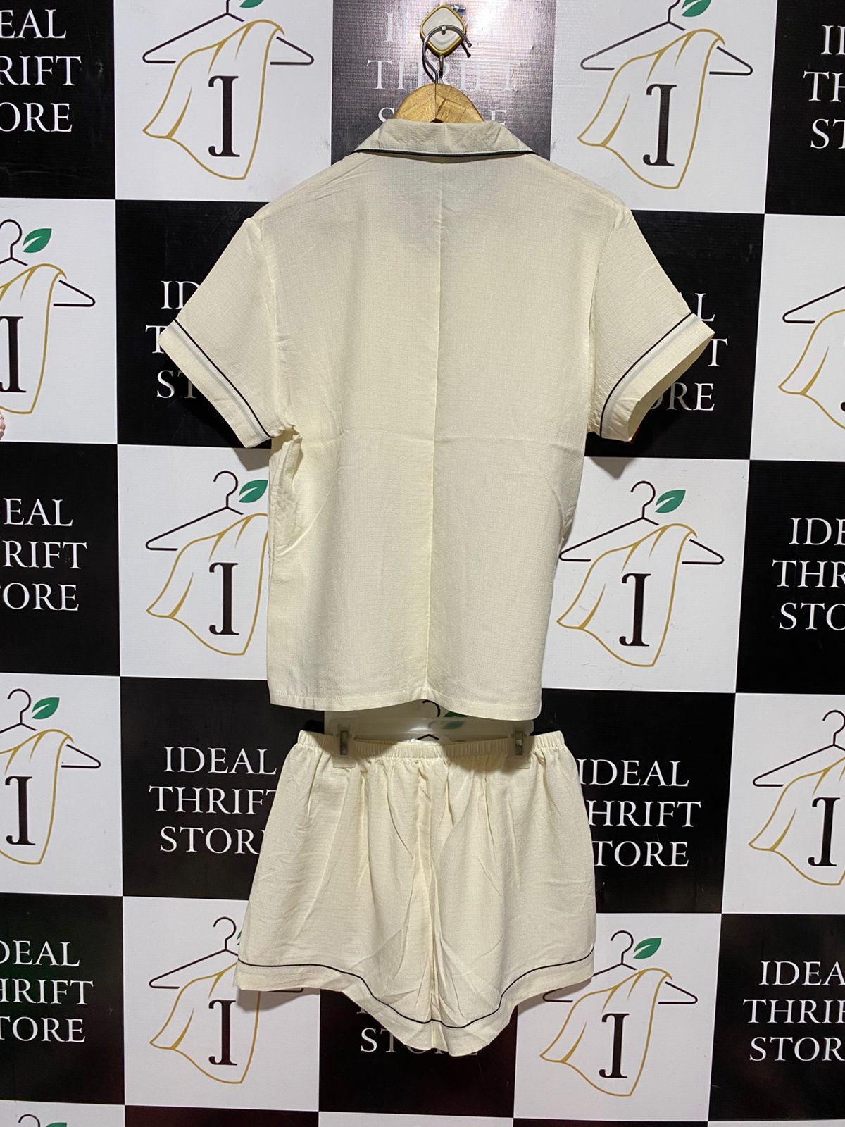 |L| B41| CREAM WHITE TWO-PIECE PYJAMA SET SHORT SLEEVE BUTTON UP SHIRT AND SHORTS LOUNGEWEAR