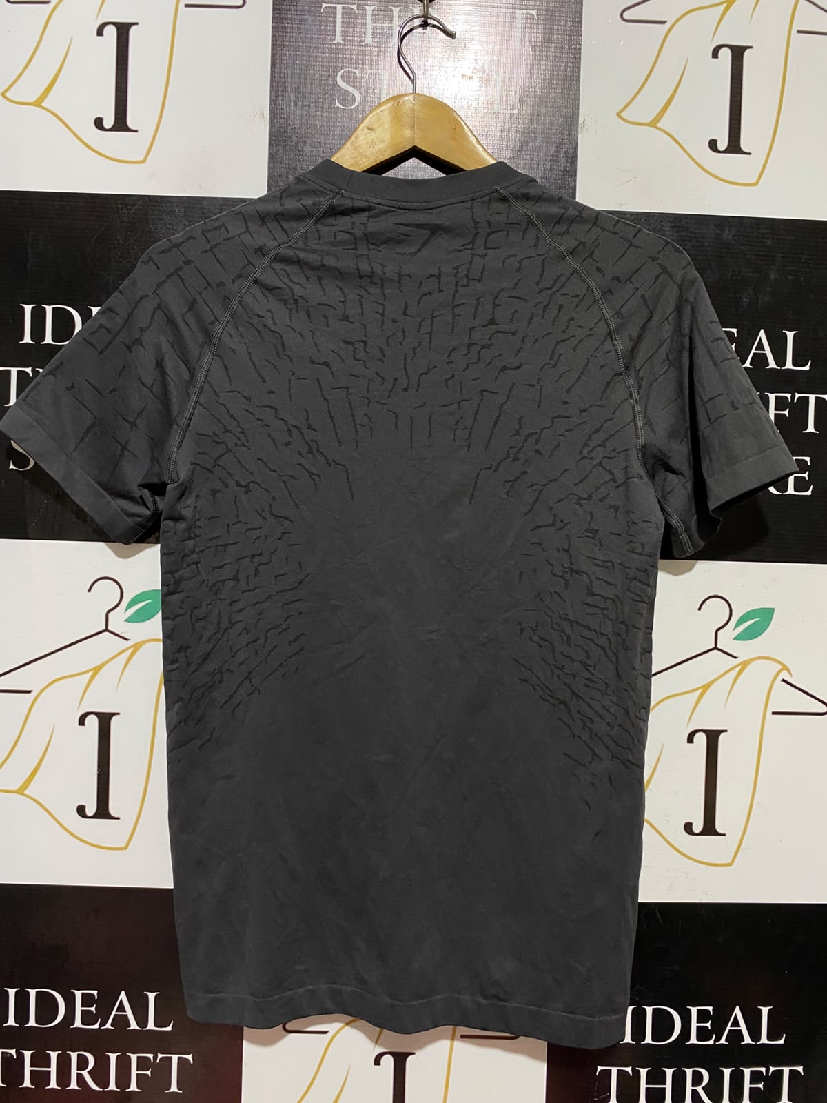 GYMSHARK |M| BUST 17| CHARCOAL GREY SEAMLESS SHORT SLEEVE ATHLETIC T-SHIRT