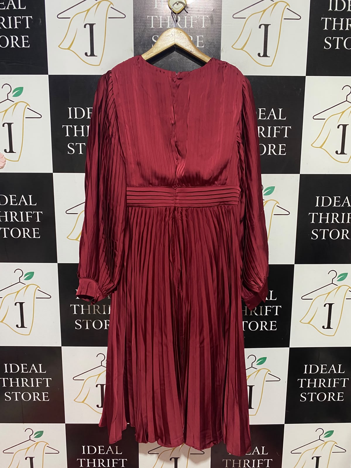 BOOHOO |L| BUST 19| B49| LUXURIOUS BURGUNDY SATIN PLEATED MIDI DRESS WITH DEEP V-NECK