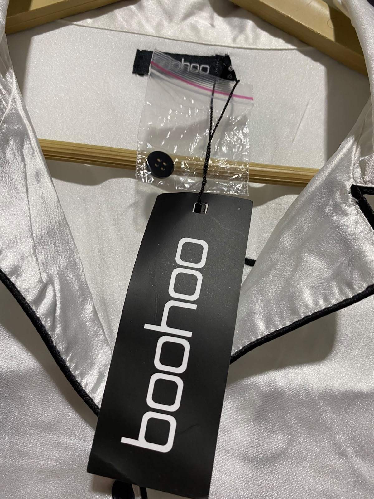 BOOHOO |M| B50| WHITE SATIN TWO-PIECE PAJAMA SET WITH BLACK PIPING