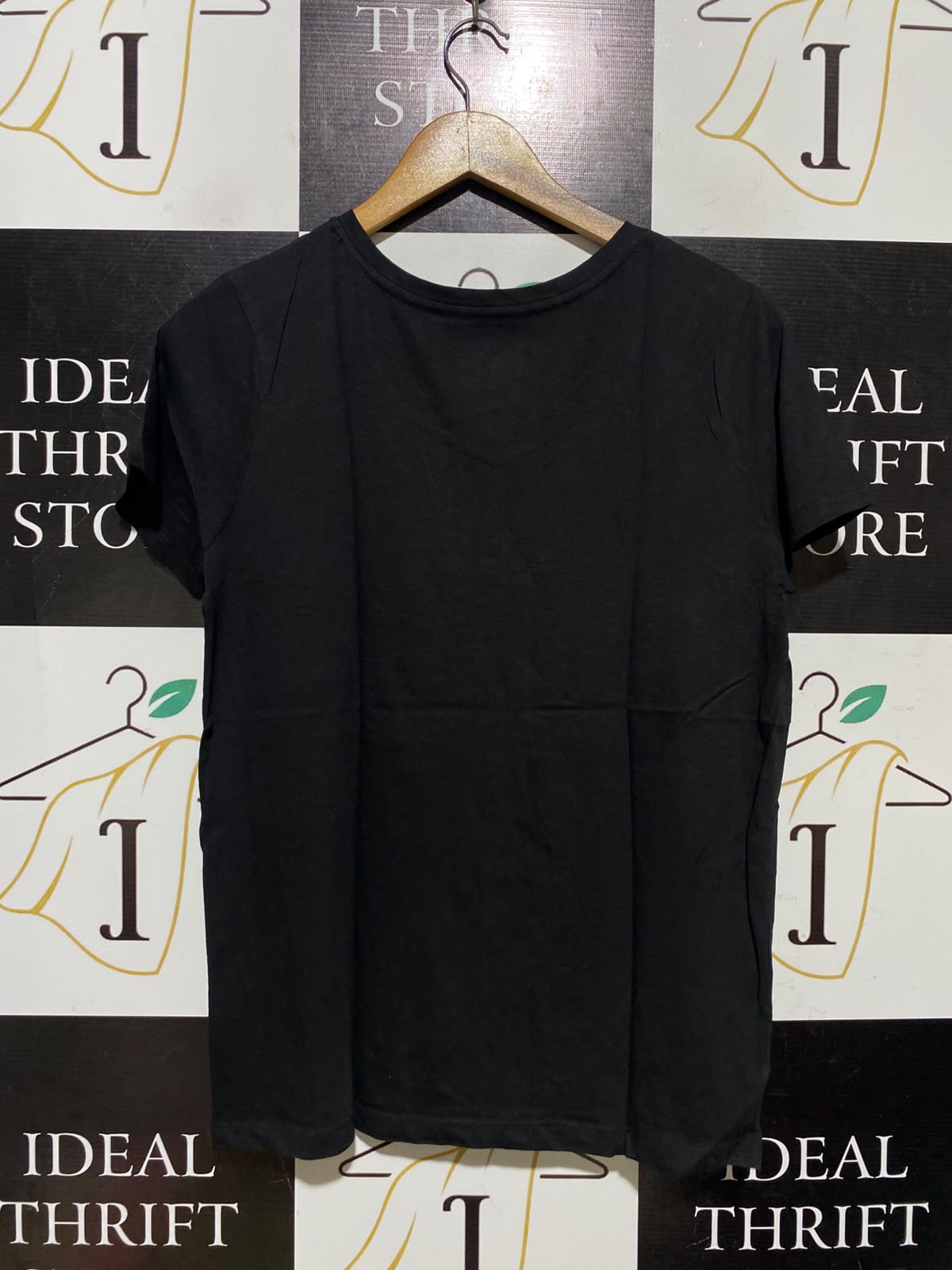 TIME AND TRU |M| BUST 19| A1| BLACK SHORT SLEEVE V-NECK T-SHIRT,