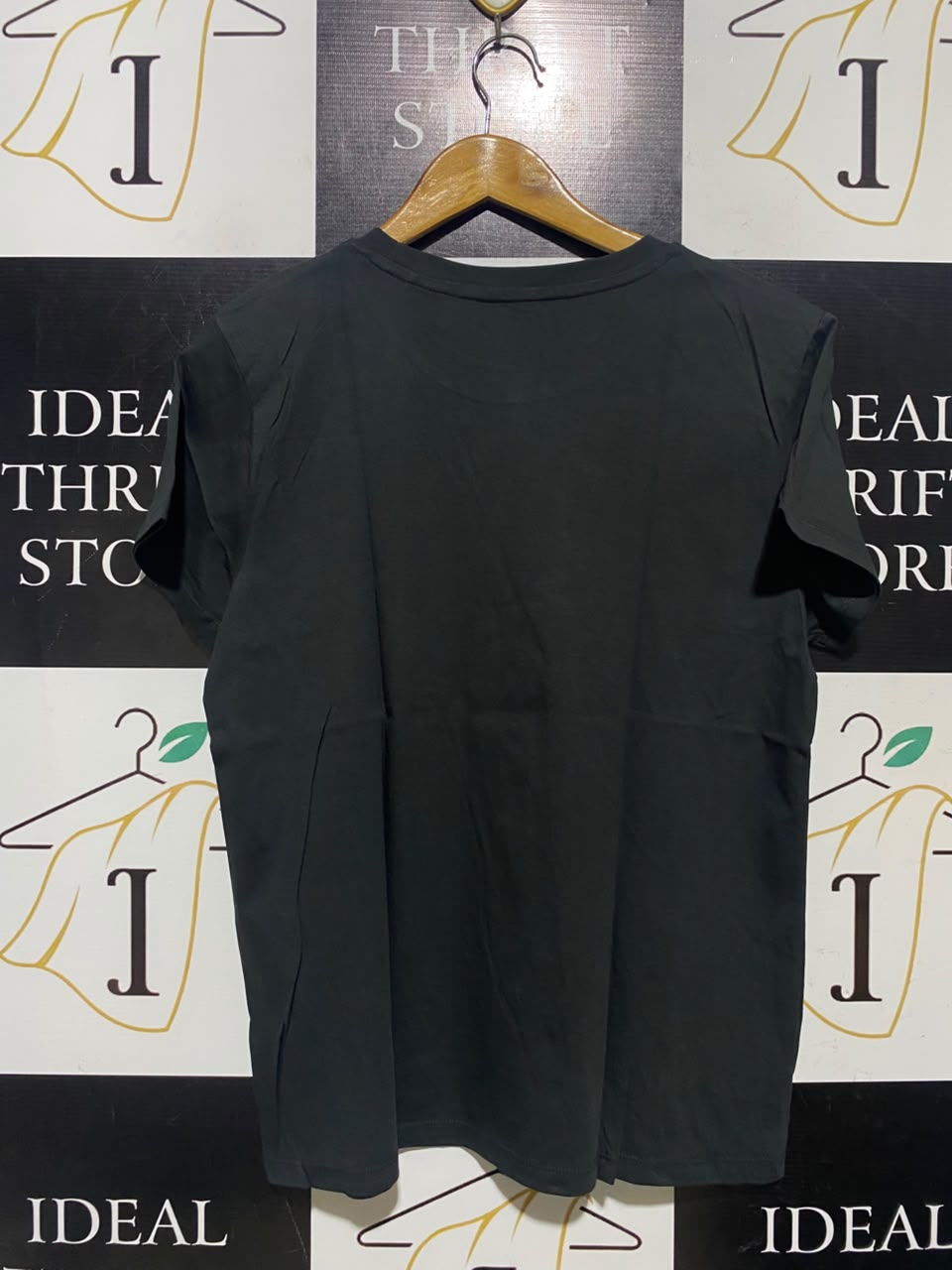 LEVIS |L| BUST 19| A4| CLASSIC BLACK LEVI'S TEE WITH MULTICOLOR LOGO